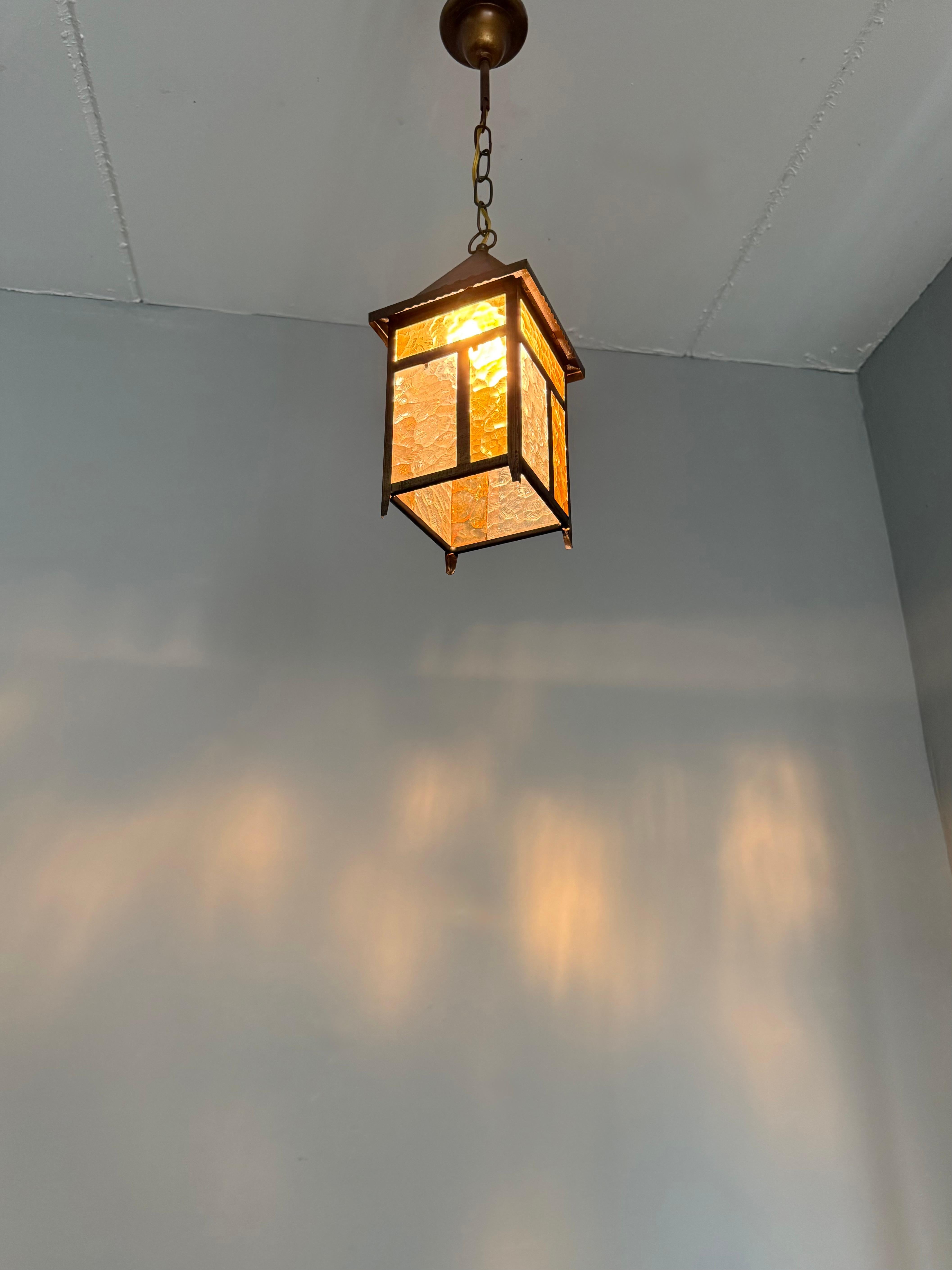 Seltene Arts & Crafts Entry Hall Pendelleuchte mit strukturiertem Bernstein und klaren Glasscheiben (20. Jahrhundert) im Angebot
