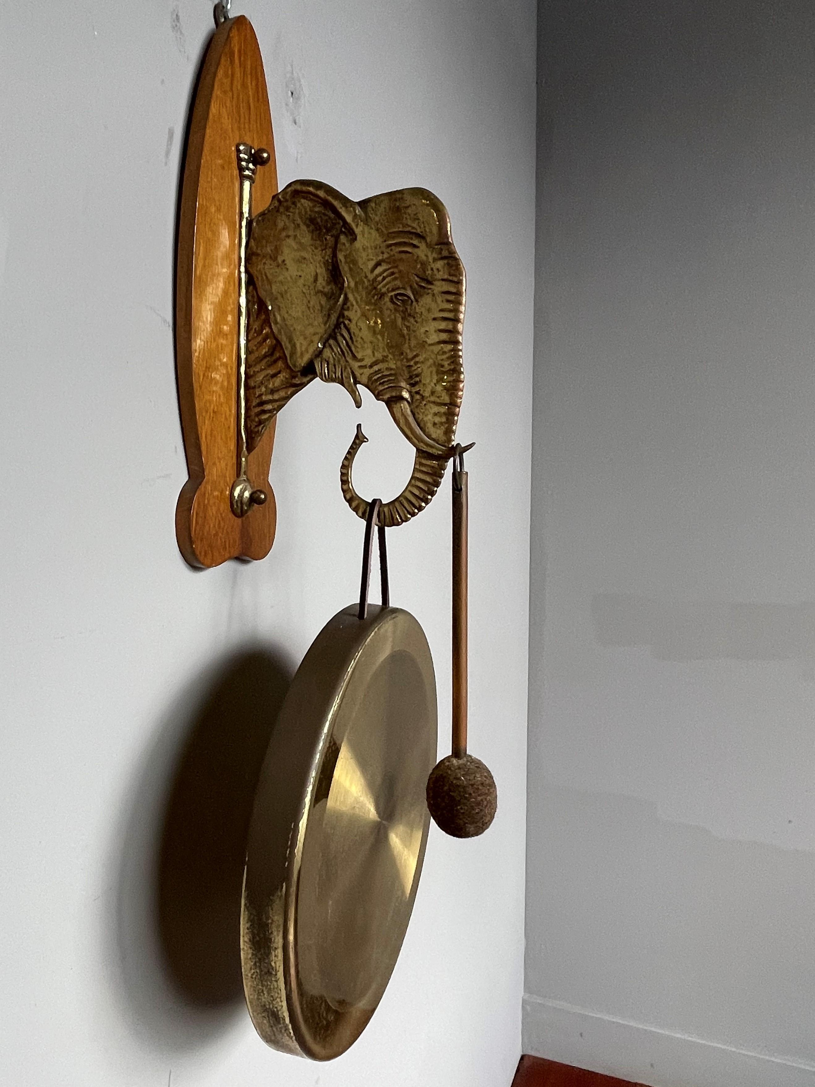 Seltene Arts and Crafts House Gong für Wandmontierung mit Bronzeskulptur eines Elefanten aus Bronze im Angebot 3