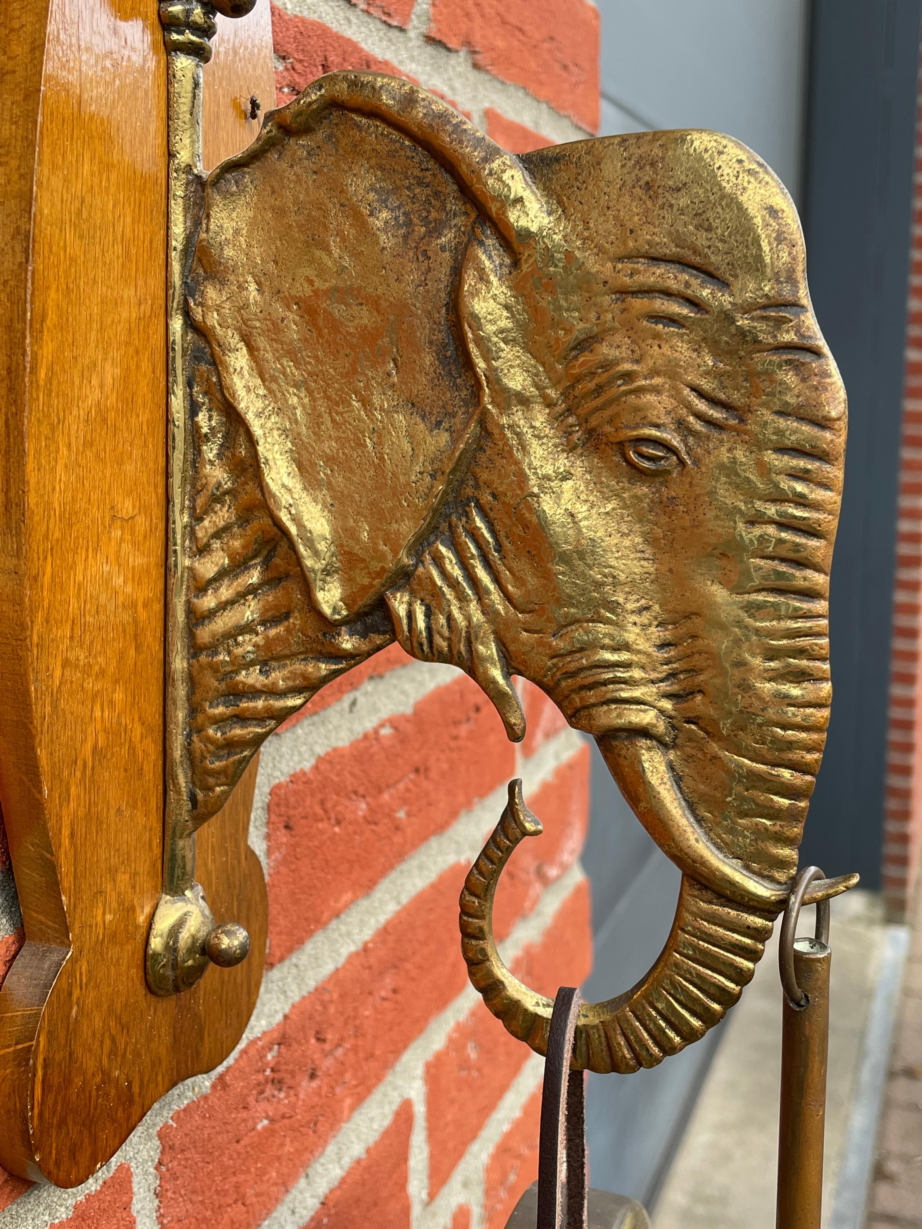 Gong mural Arts & Crafts très rare et frappant (beaucoup de jeux de mots).

Ce remarquable gong de maison avec une sculpture d'éléphant est même accompagné de son percuteur d'origine en parfait état de marche. L'éléphant et le gong en bronze,
