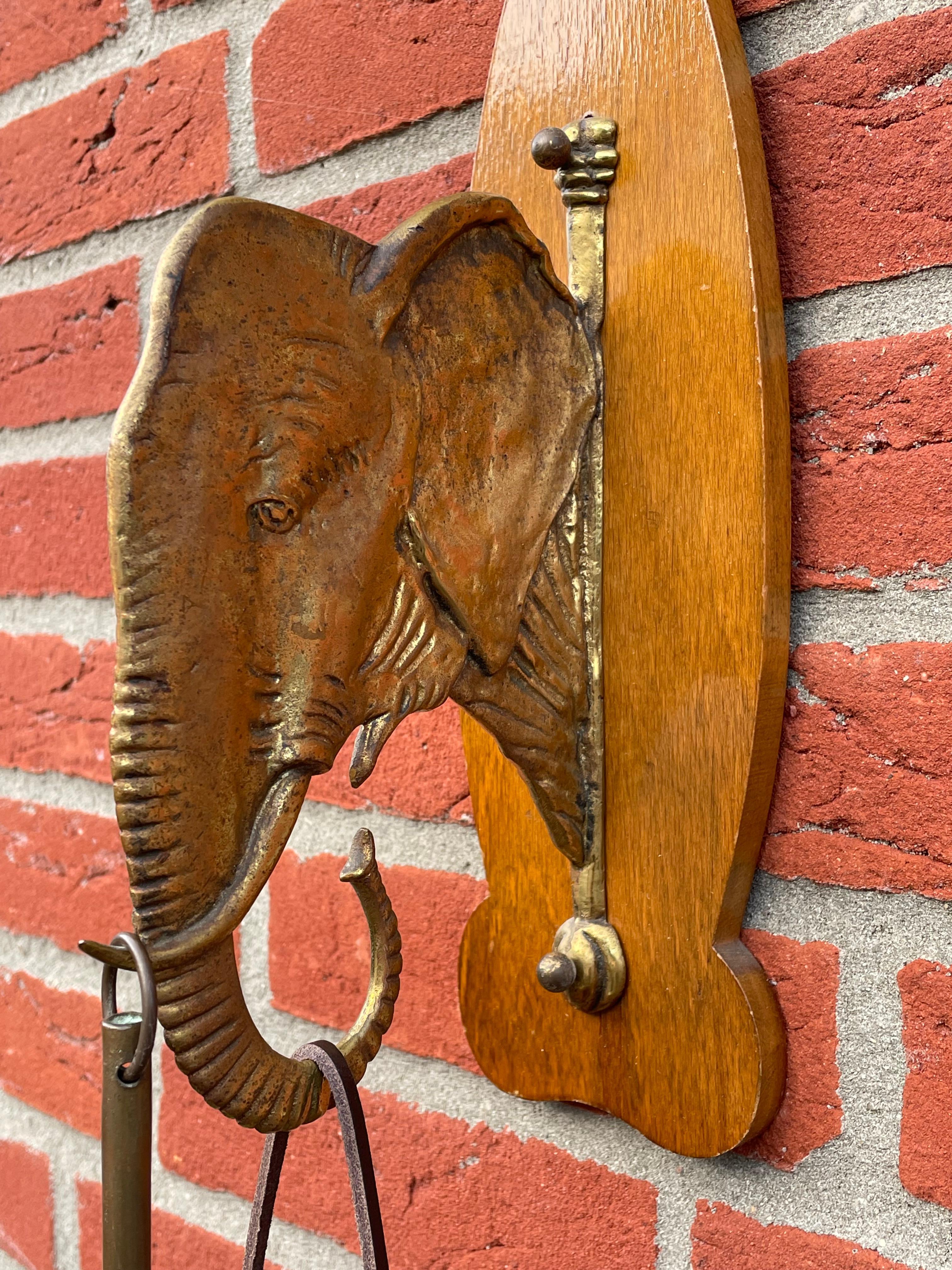 Seltene Arts and Crafts House Gong für Wandmontierung mit Bronzeskulptur eines Elefanten aus Bronze (Poliert) im Angebot