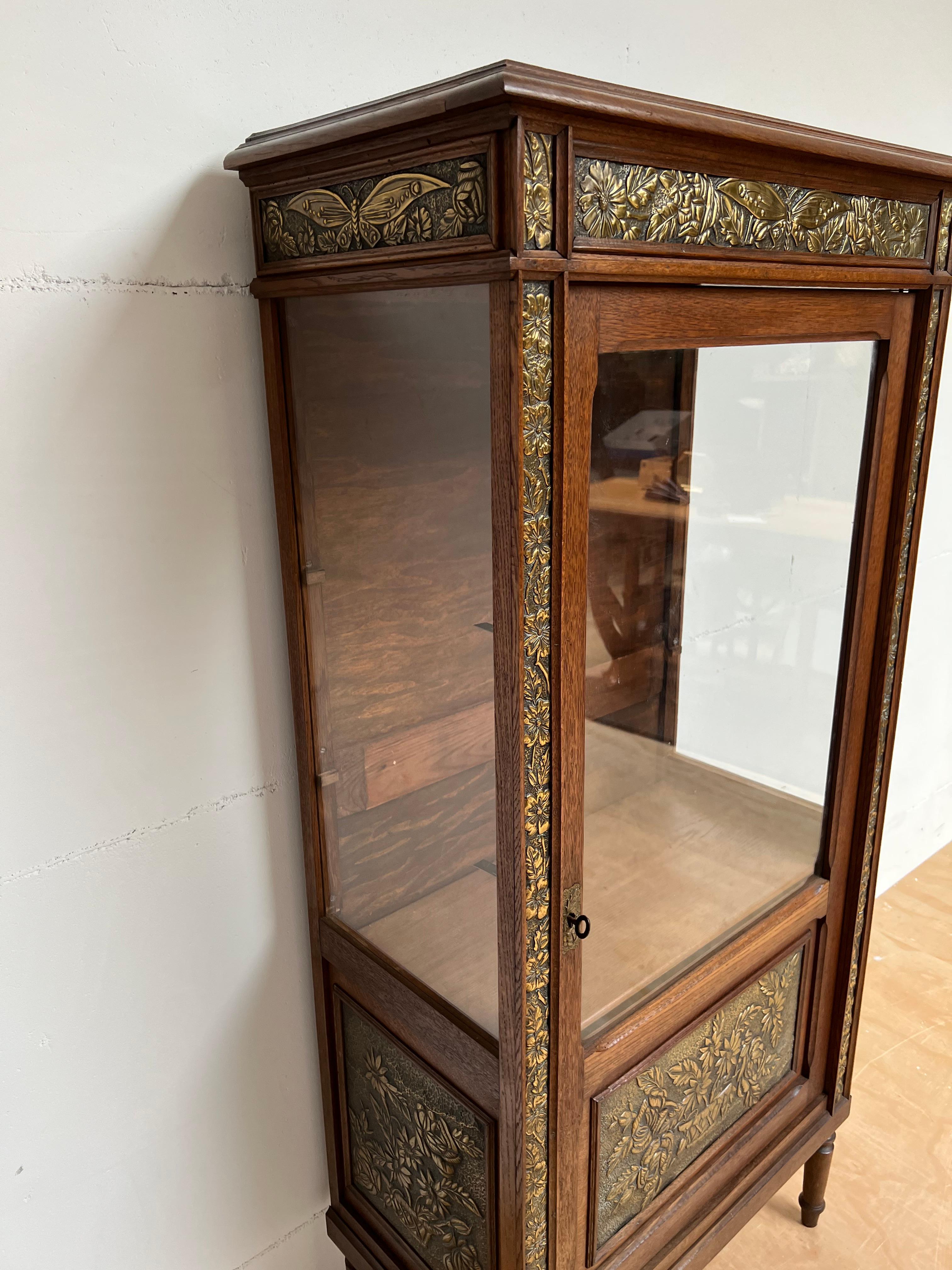 Rare Arts & Crafts Oak Display Cabinet / Vitrine with Embossed Brass Decorations In Good Condition In Lisse, NL