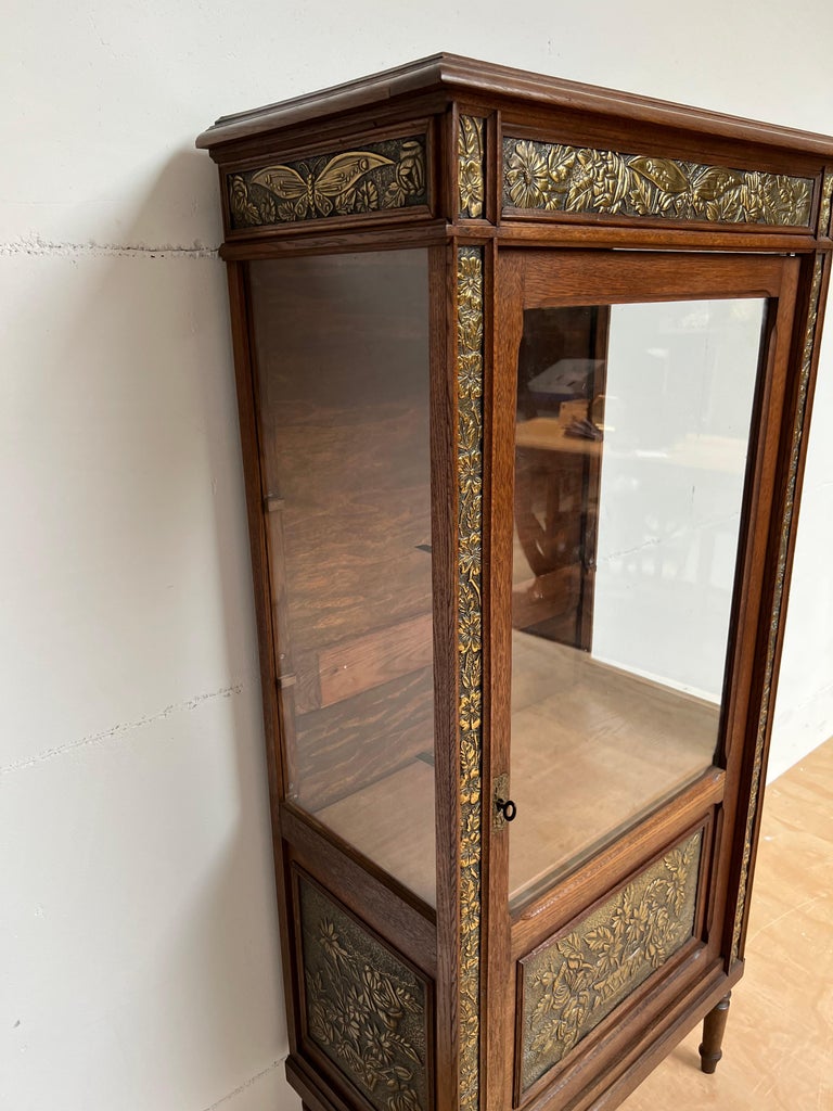 Rare Arts & Crafts Oak Display Cabinet / Vitrine with Embossed Brass Decorations In Good Condition For Sale In Lisse, NL