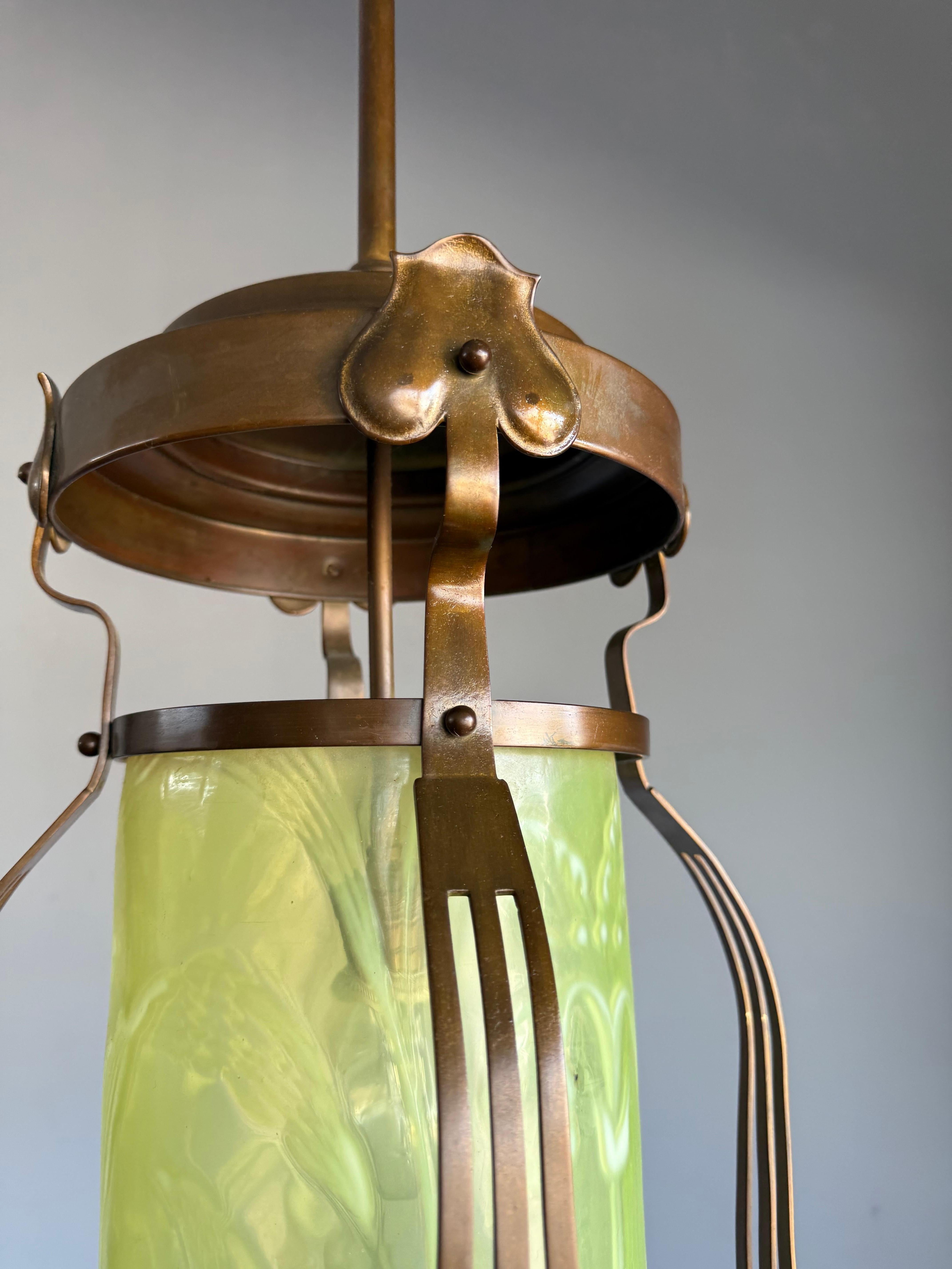 Seltene Arts & Crafts Patinated Bronze & Uran (Vaseline) Glas Anhänger / Laterne im Angebot 5