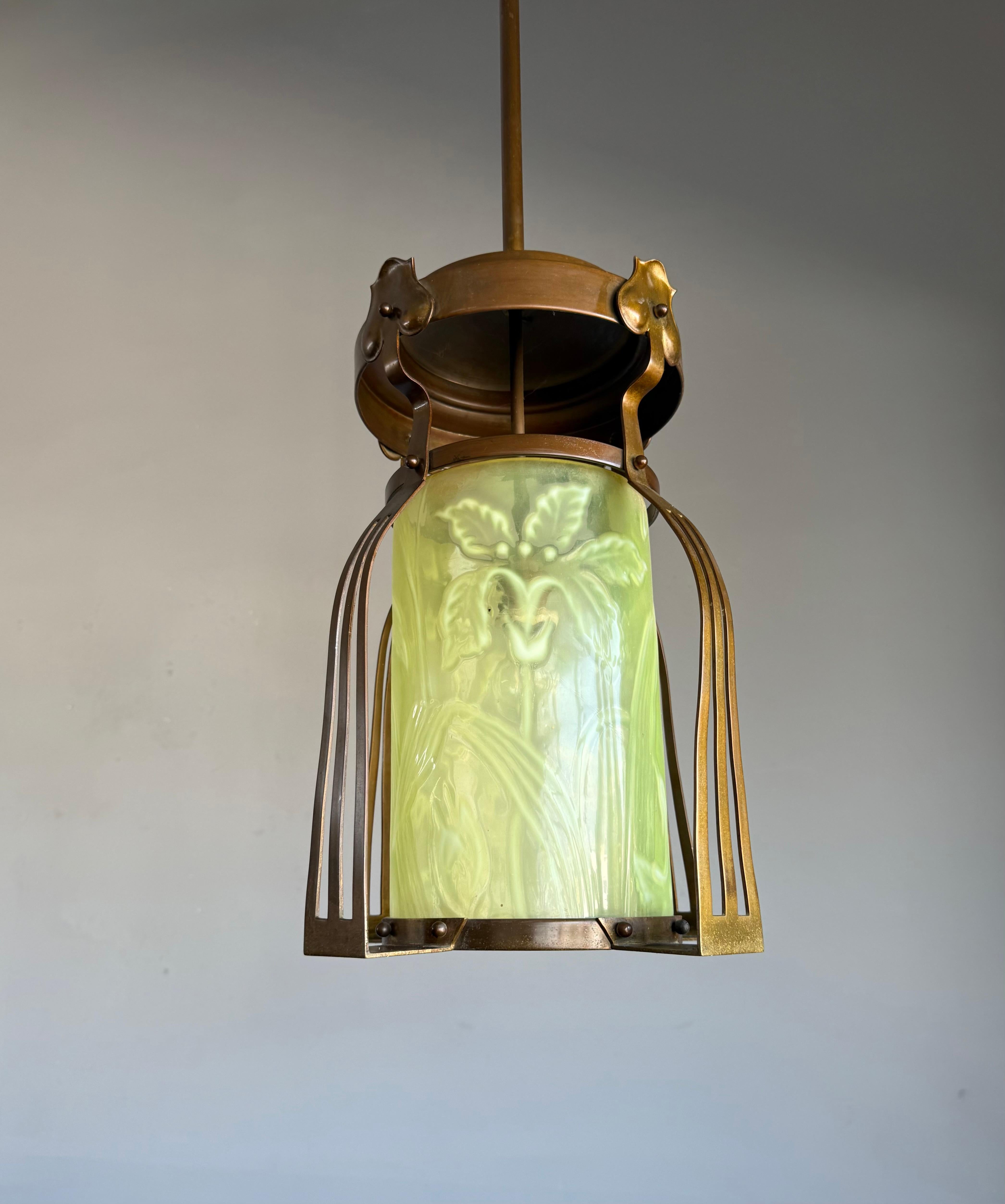 Seltene und vollständig handgefertigte Leuchte mit perfektem Design und perfekten Proportionen.

Wenn Sie auf der Suche nach einer stilvollen und hochwertig verarbeiteten Leuchte aus den frühen 1900er Jahren sind, die Ihre Eingangshalle, Ihren Flur