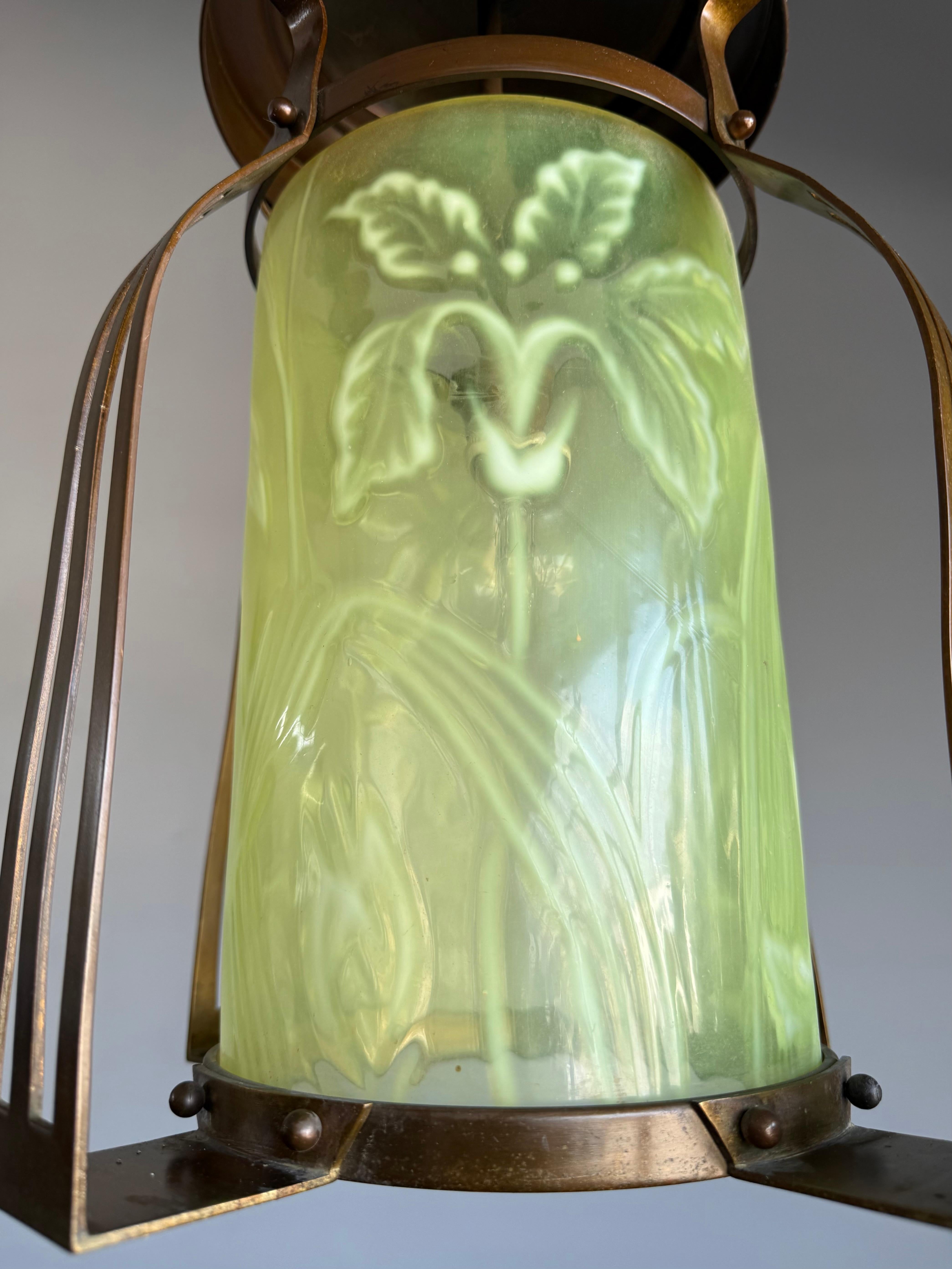 Seltene Arts & Crafts Patinated Bronze & Uran (Vaseline) Glas Anhänger / Laterne (20. Jahrhundert) im Angebot
