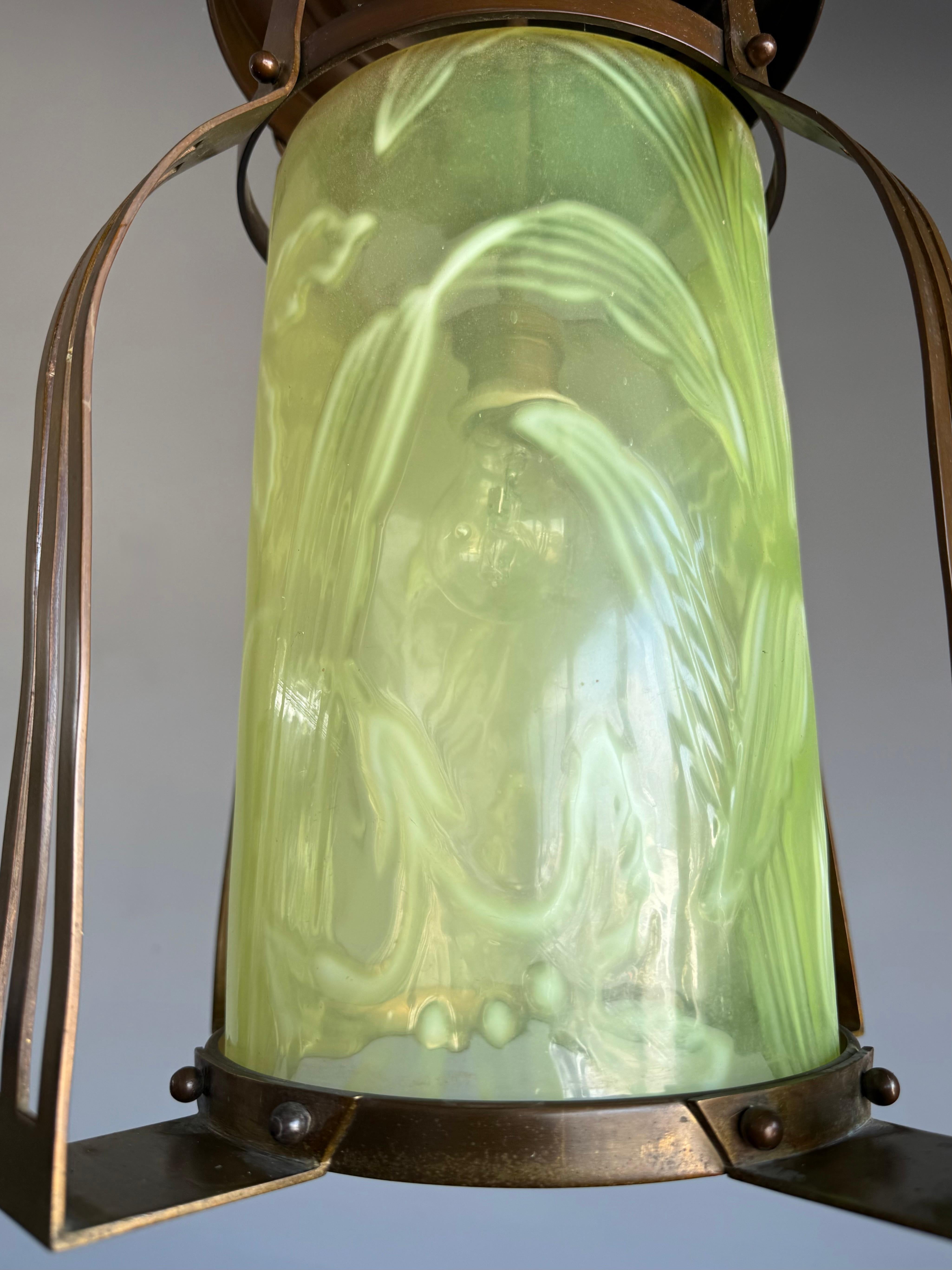 Seltene Arts & Crafts Patinated Bronze & Uran (Vaseline) Glas Anhänger / Laterne (Messing) im Angebot