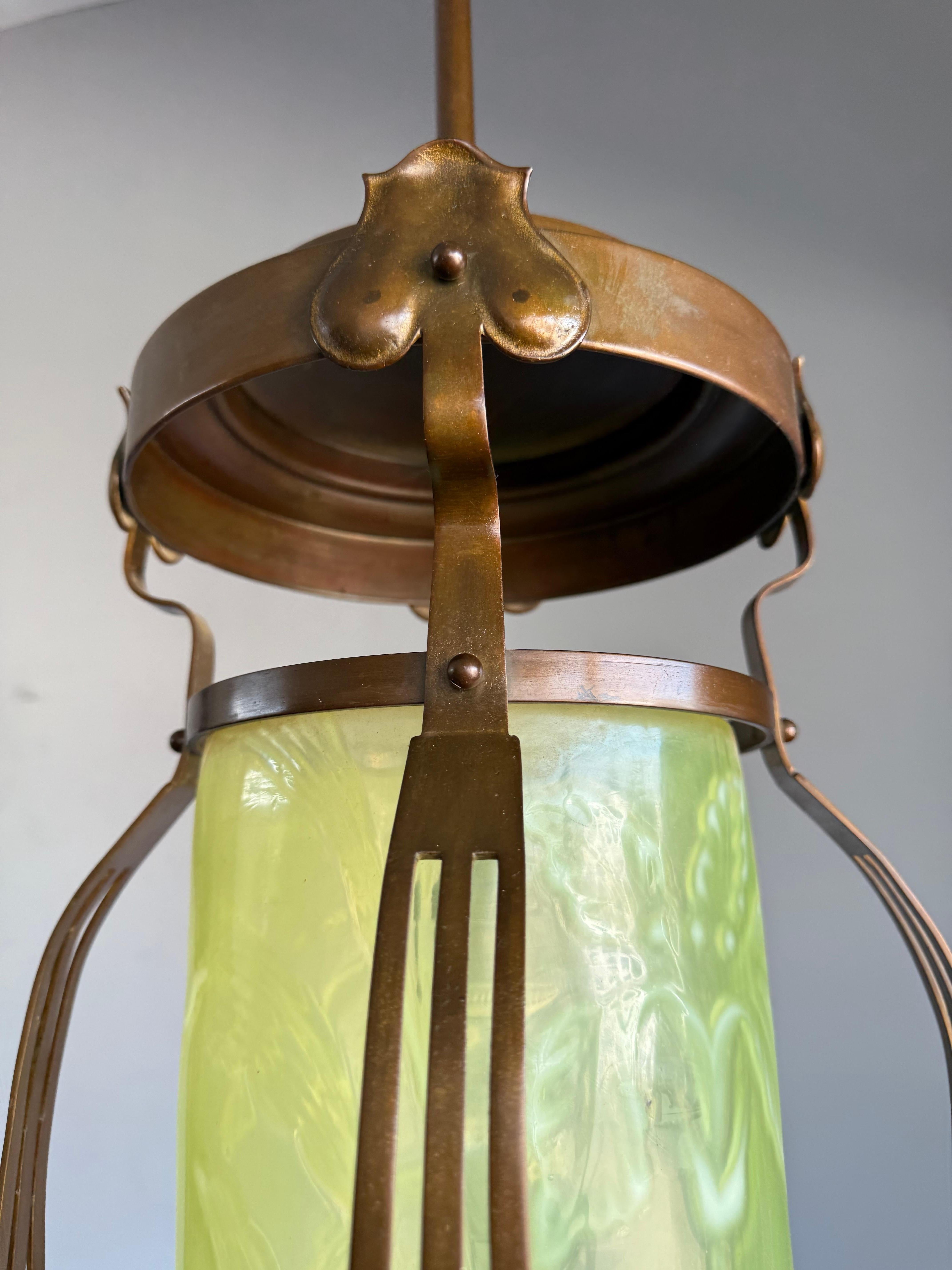 Seltene Arts & Crafts Patinated Bronze & Uran (Vaseline) Glas Anhänger / Laterne im Angebot 1