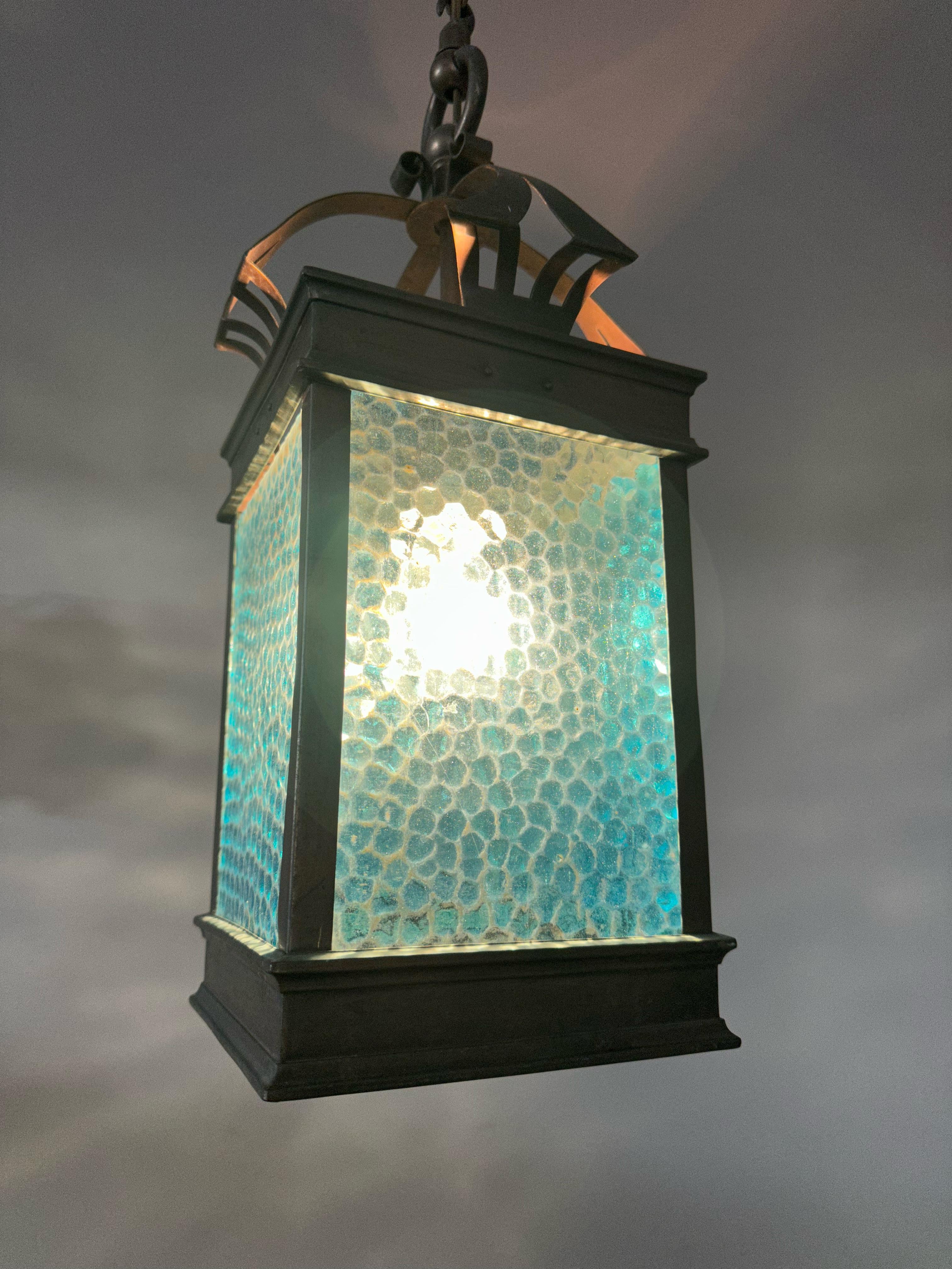 Rare lampe suspendue / lanterne Arts & Crafts. Cuivre et verre de cathédrale bleu de mer en vente 3