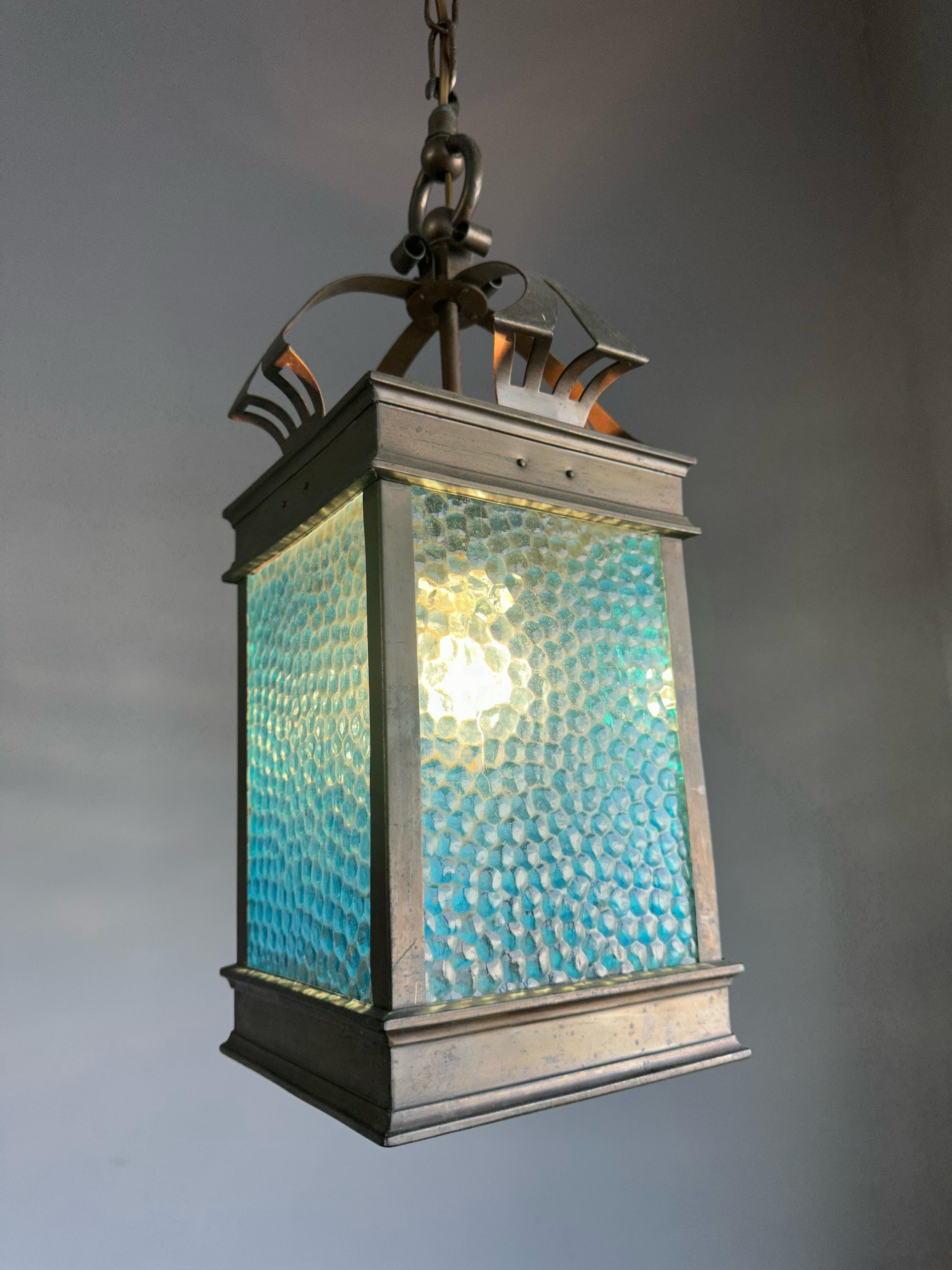 Rare lampe suspendue / lanterne Arts & Crafts. Cuivre et verre de cathédrale bleu de mer en vente 6