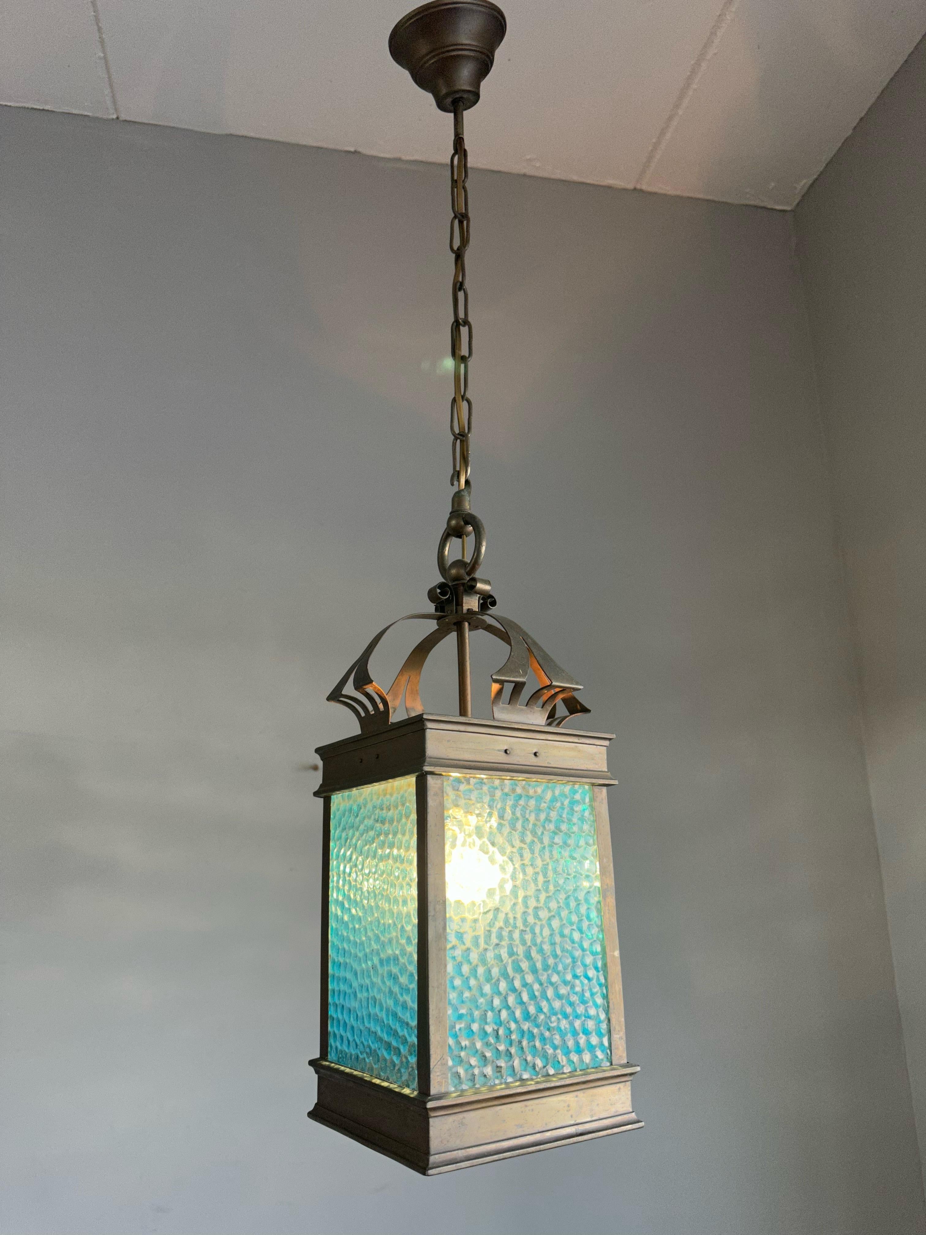 Rare lampe suspendue / lanterne Arts & Crafts. Cuivre et verre de cathédrale bleu de mer en vente 7