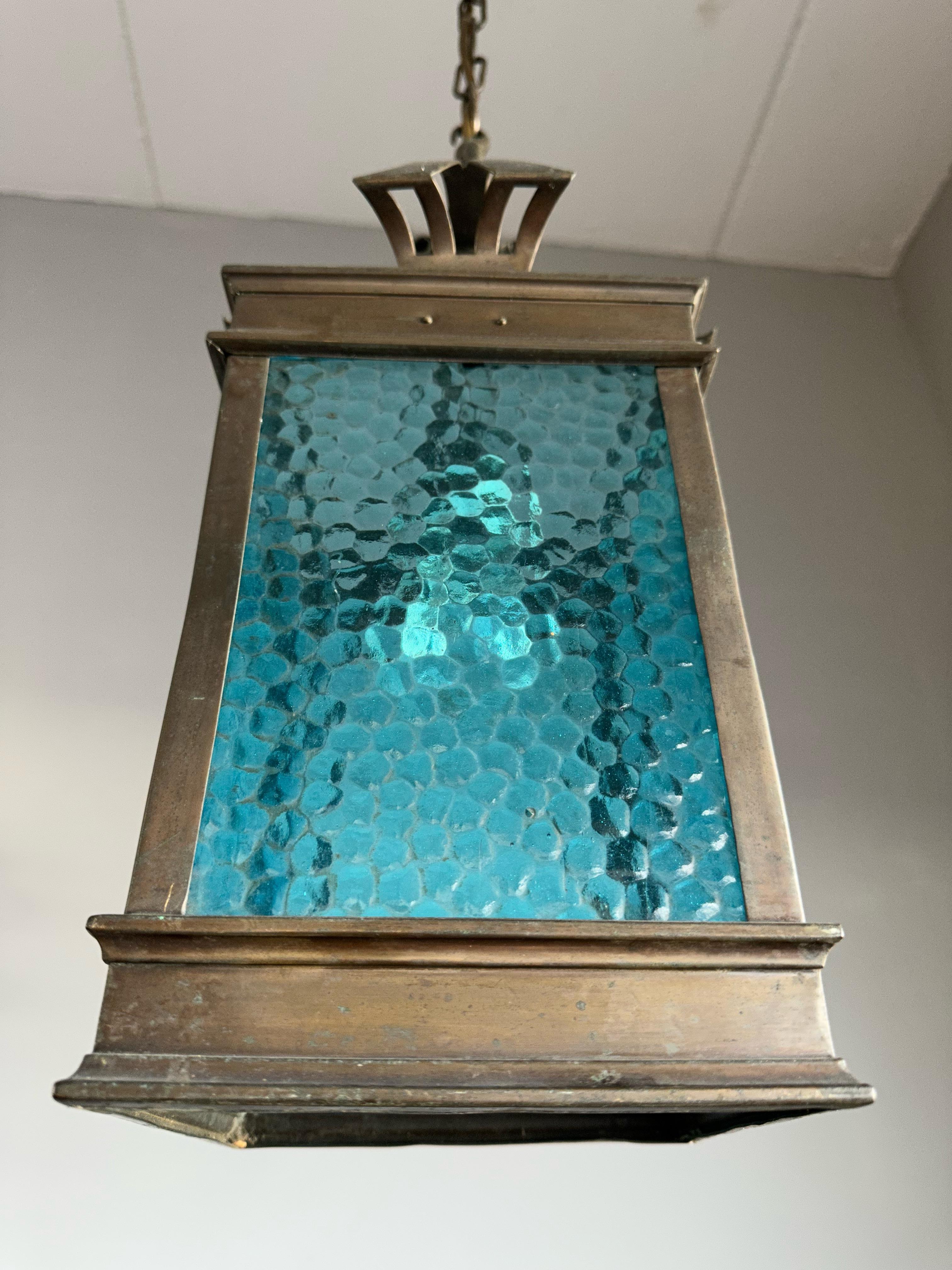 Arts and Crafts Rare lampe suspendue / lanterne Arts & Crafts. Cuivre et verre de cathédrale bleu de mer en vente