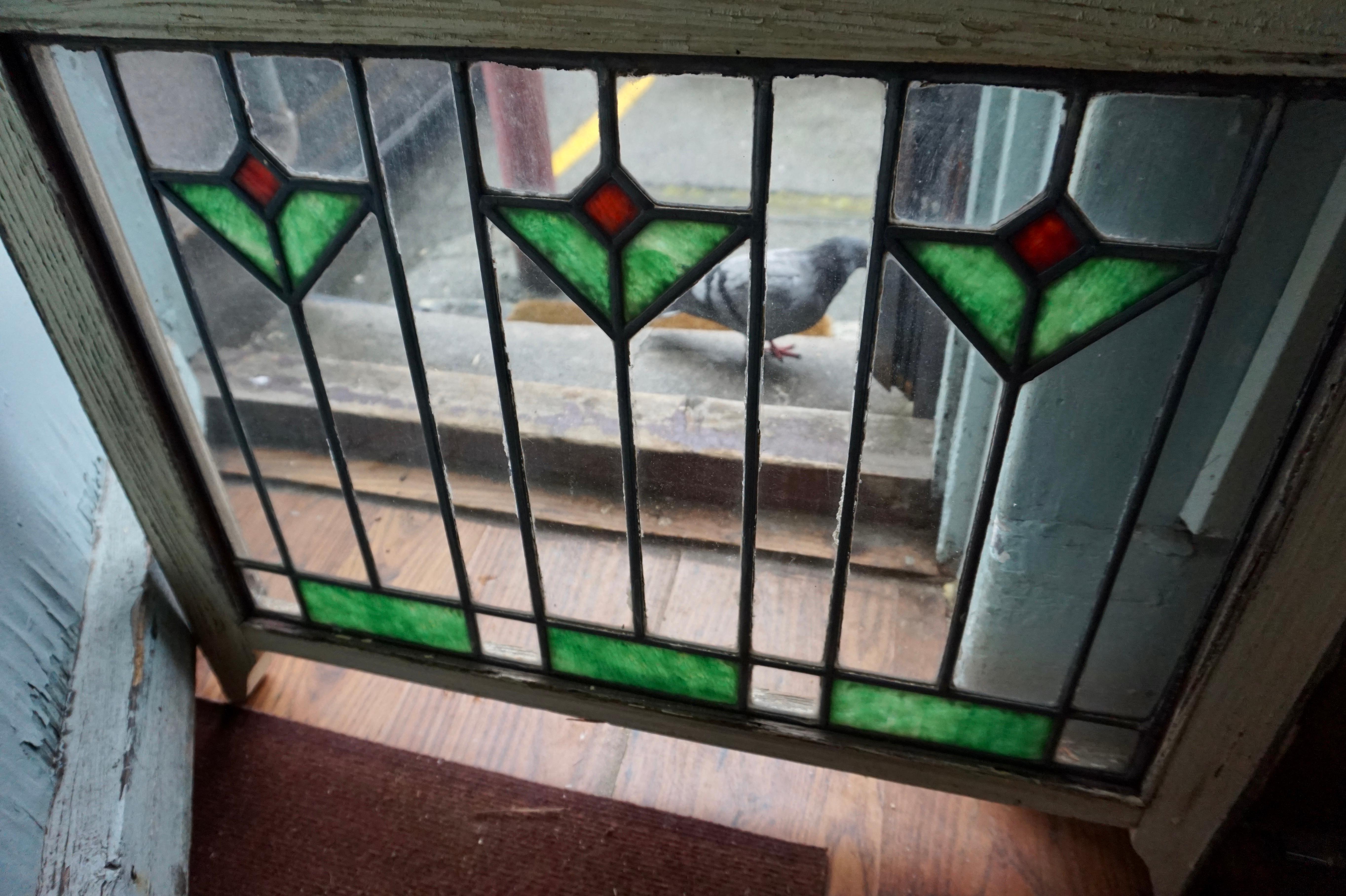 Seltene Arts and Crafts-Glasfenster mit zweifarbigem geometrischem, geblümtem Thema (Handgefertigt) im Angebot