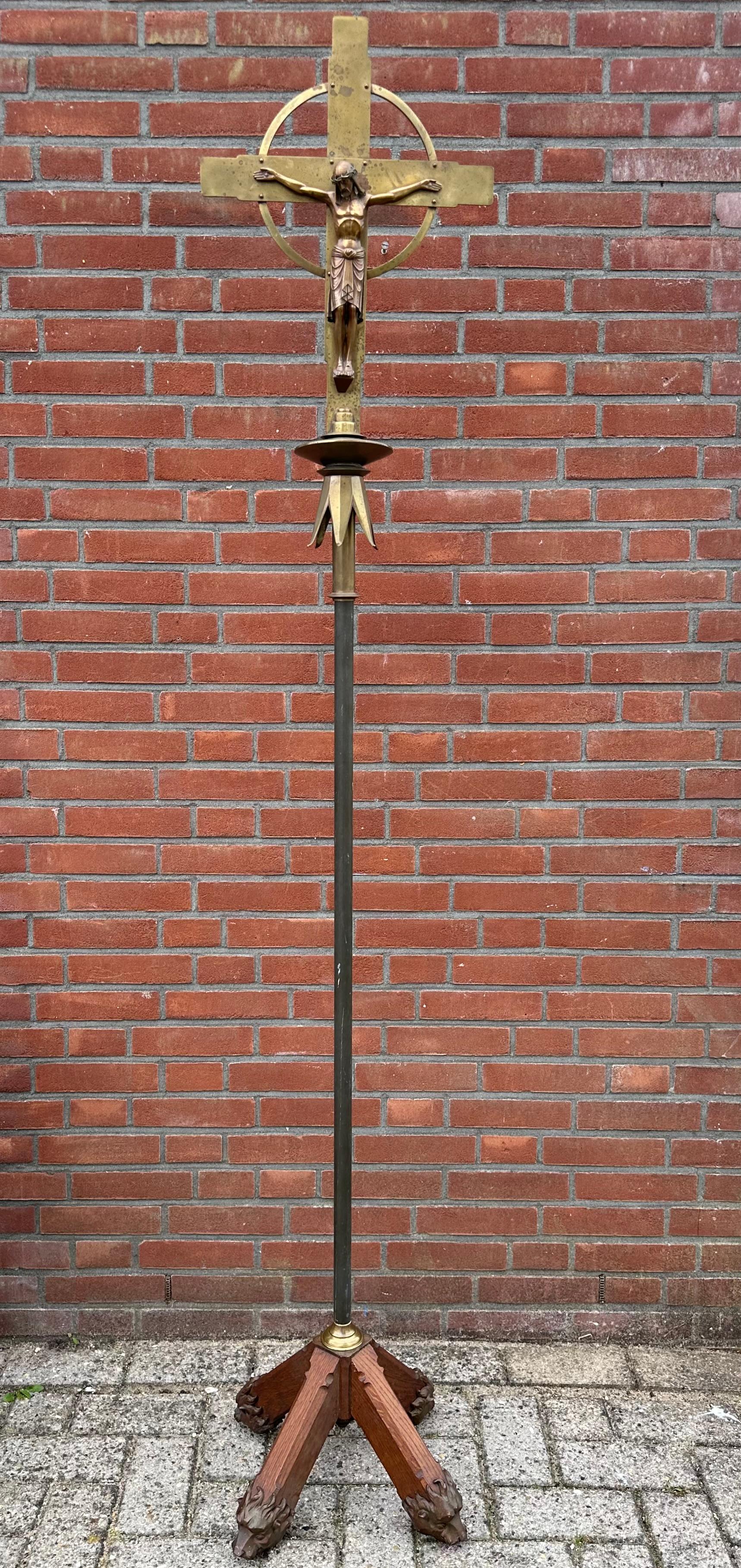 Seltenes Arts and Crafts-Stehkreuzfix mit stilisierter Bronzeskulptur von Christus aus der Antike im Angebot 2