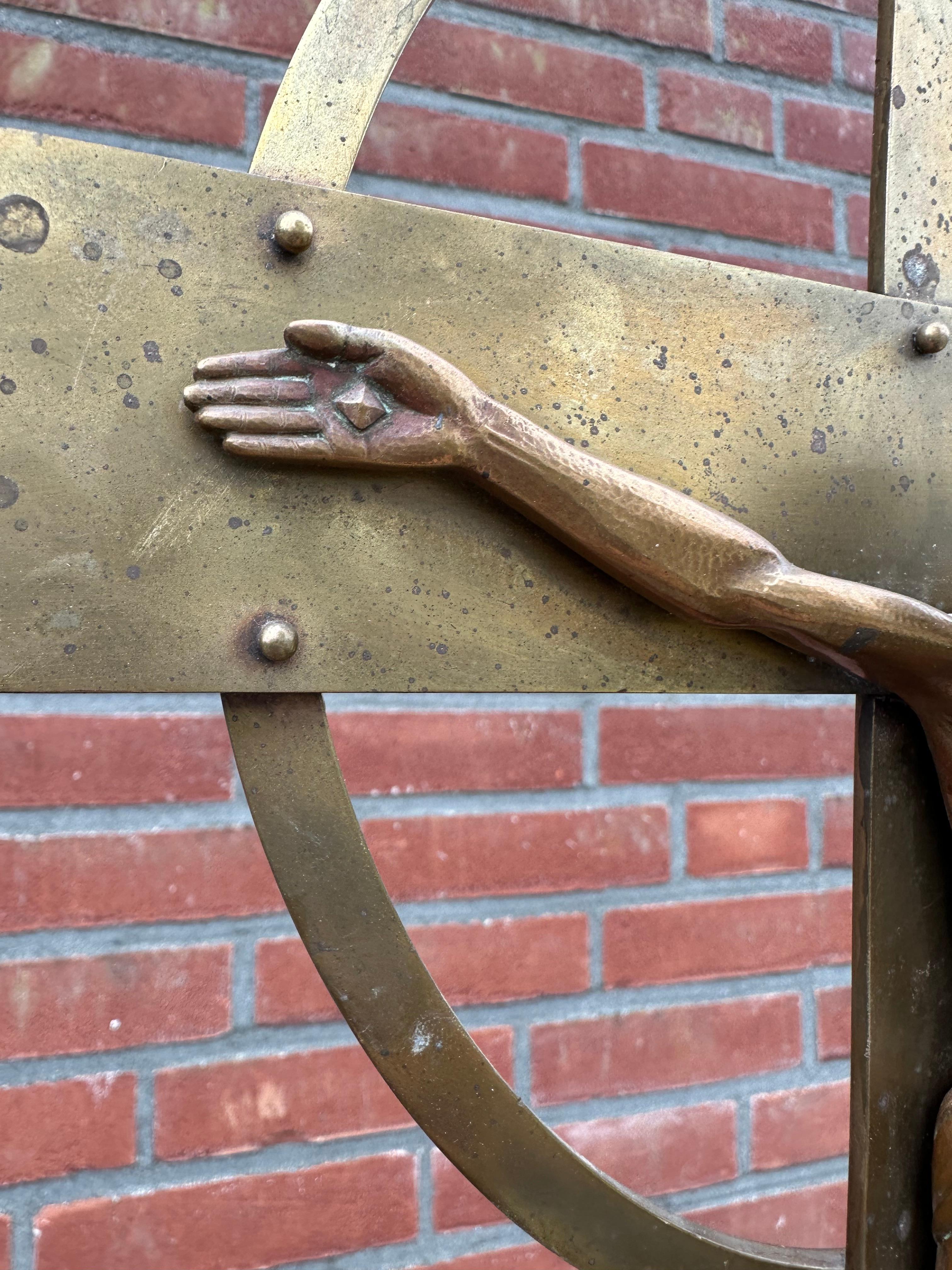 Seltenes Arts and Crafts-Stehkreuzfix mit stilisierter Bronzeskulptur von Christus aus der Antike im Angebot 3