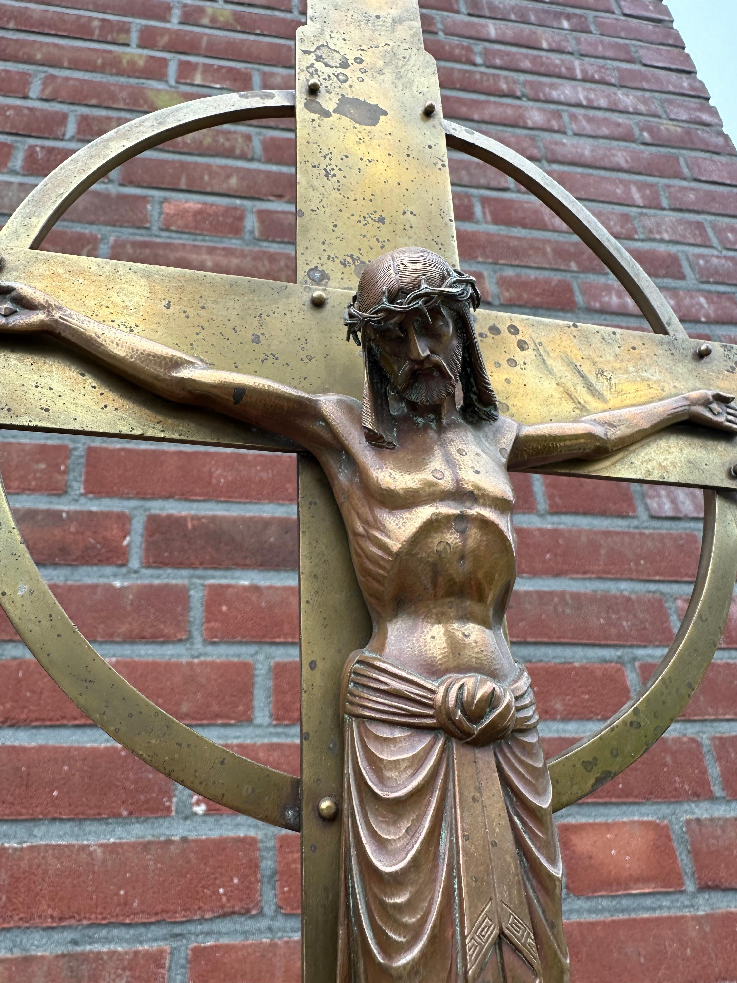 Seltenes Arts and Crafts-Stehkreuzfix mit stilisierter Bronzeskulptur von Christus aus der Antike im Angebot 4