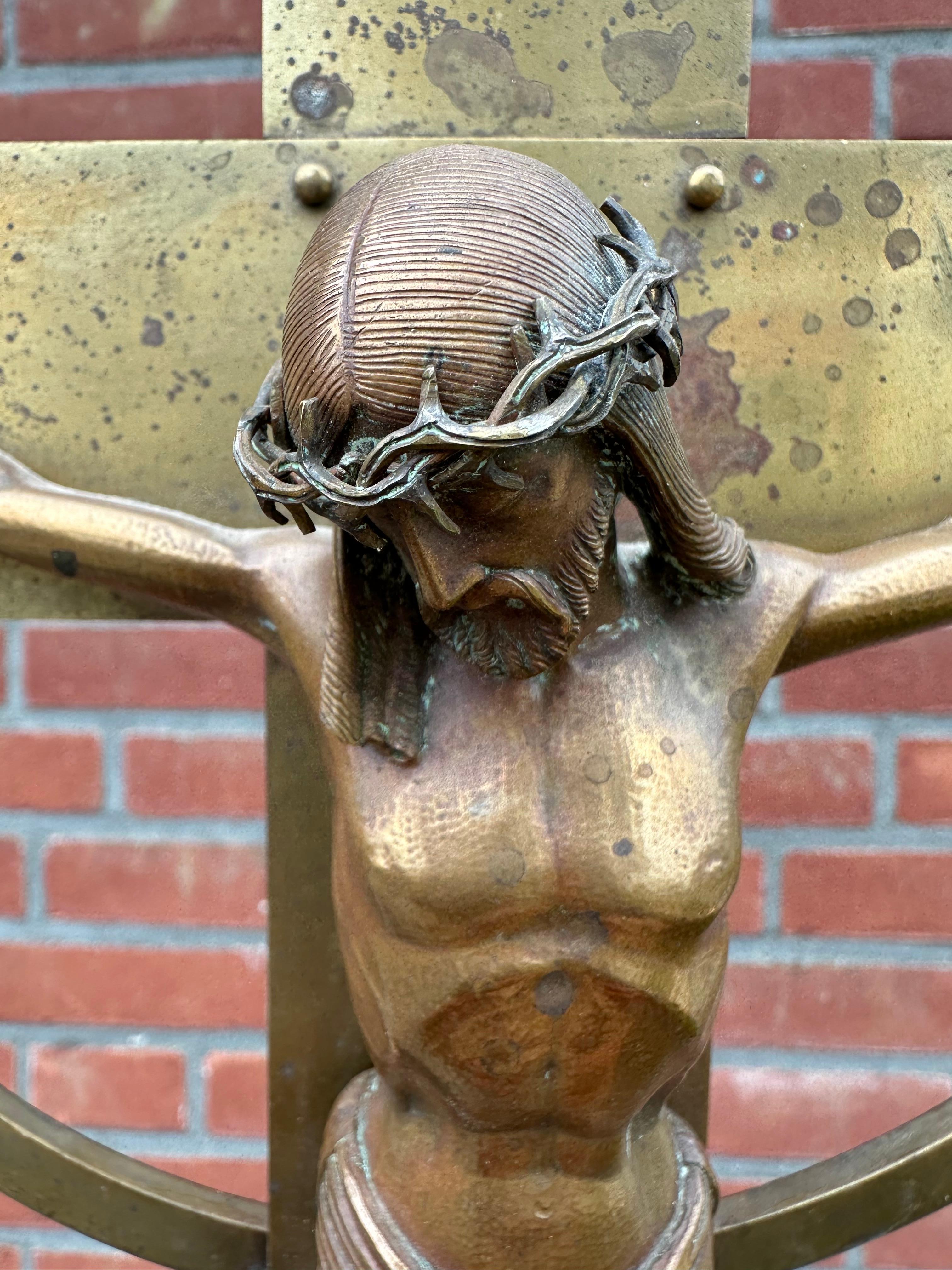 Seltenes Arts and Crafts-Stehkreuzfix mit stilisierter Bronzeskulptur von Christus aus der Antike im Angebot 6