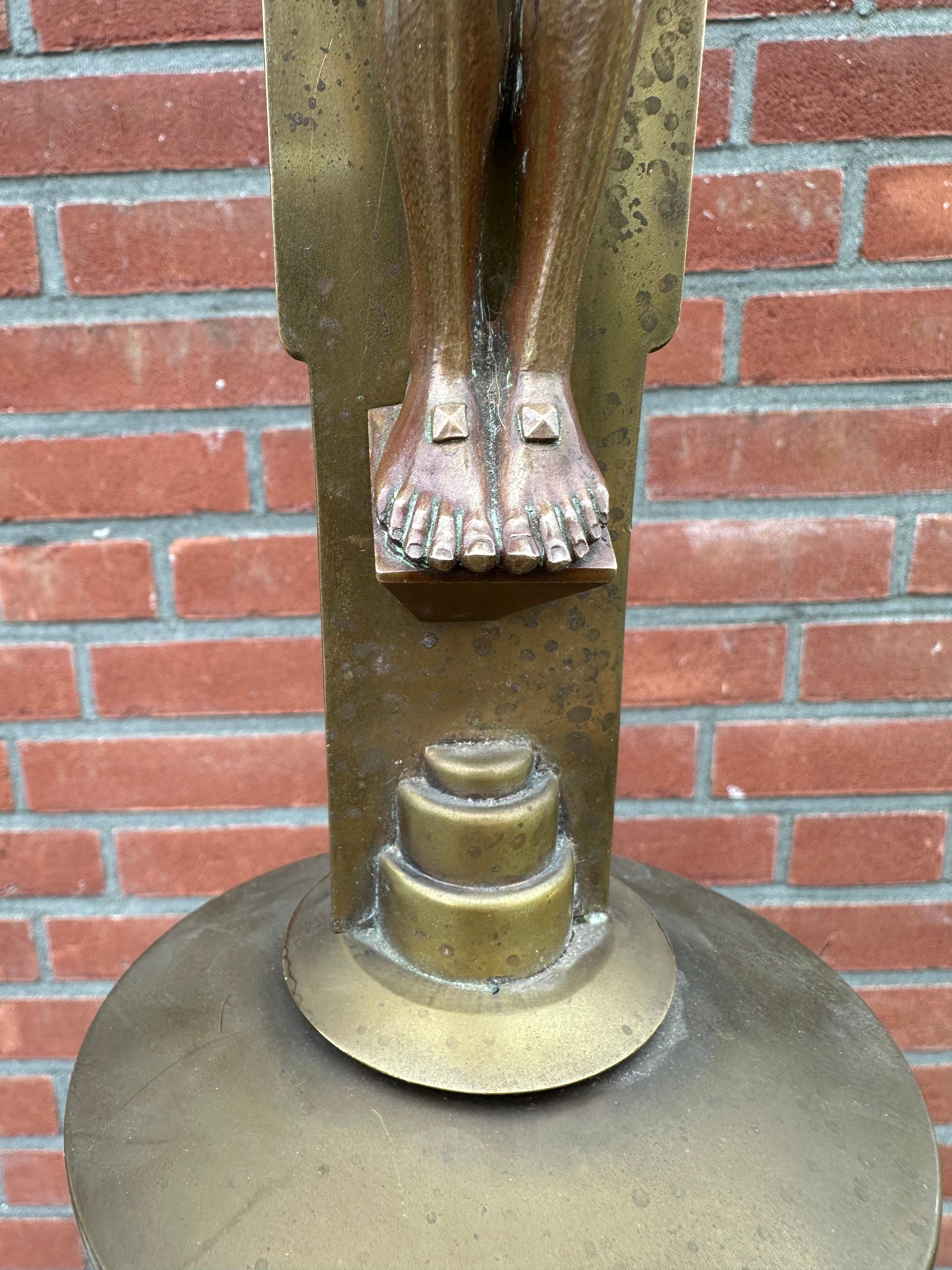 Seltenes Arts and Crafts-Stehkreuzfix mit stilisierter Bronzeskulptur von Christus aus der Antike im Angebot 8