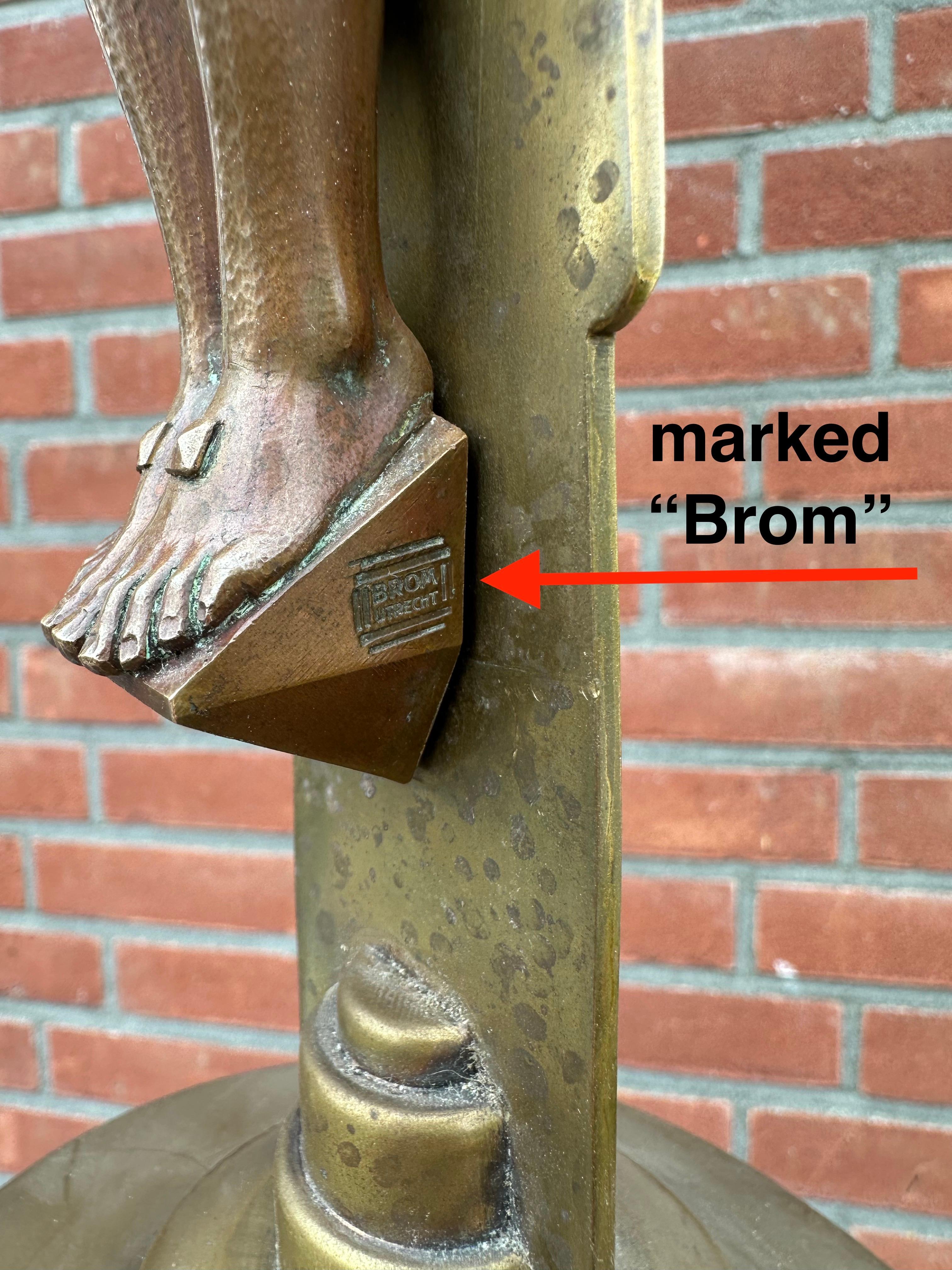 Seltenes Arts and Crafts-Stehkreuzfix mit stilisierter Bronzeskulptur von Christus aus der Antike im Angebot 9