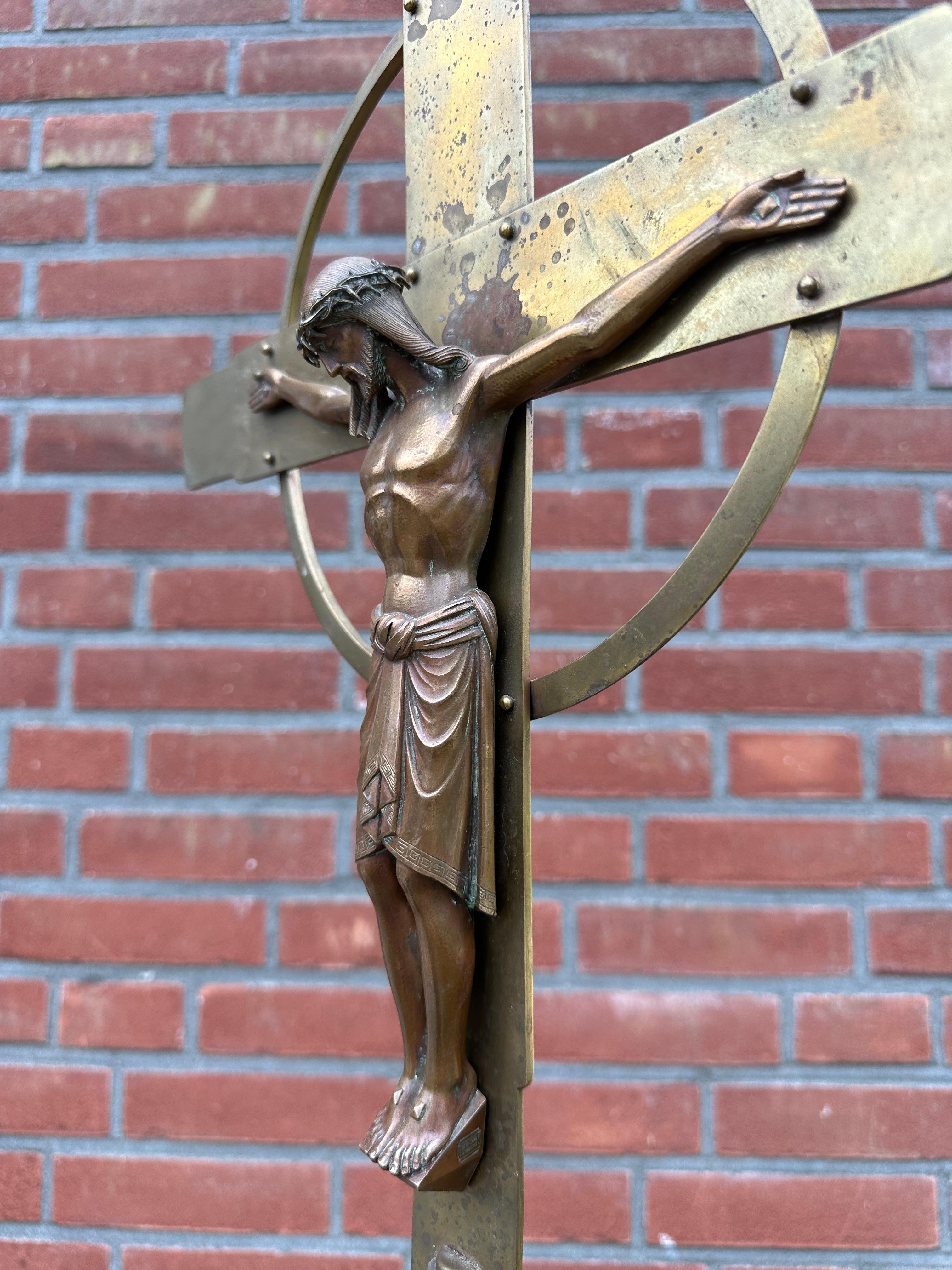 Seltenes Arts and Crafts-Stehkreuzfix mit stilisierter Bronzeskulptur von Christus aus der Antike im Angebot 10