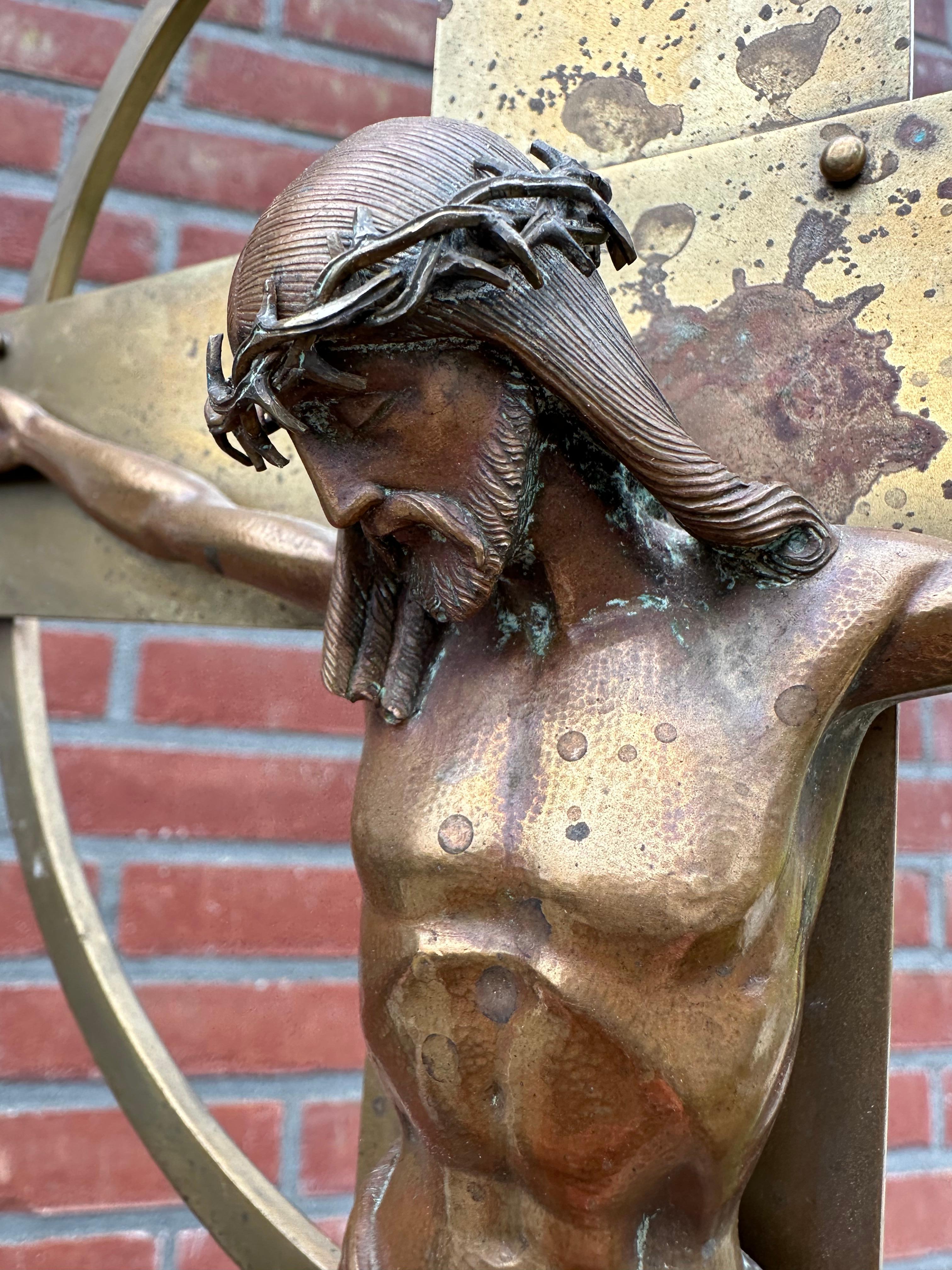 Seltenes Arts and Crafts-Stehkreuzfix mit stilisierter Bronzeskulptur von Christus aus der Antike im Angebot 11
