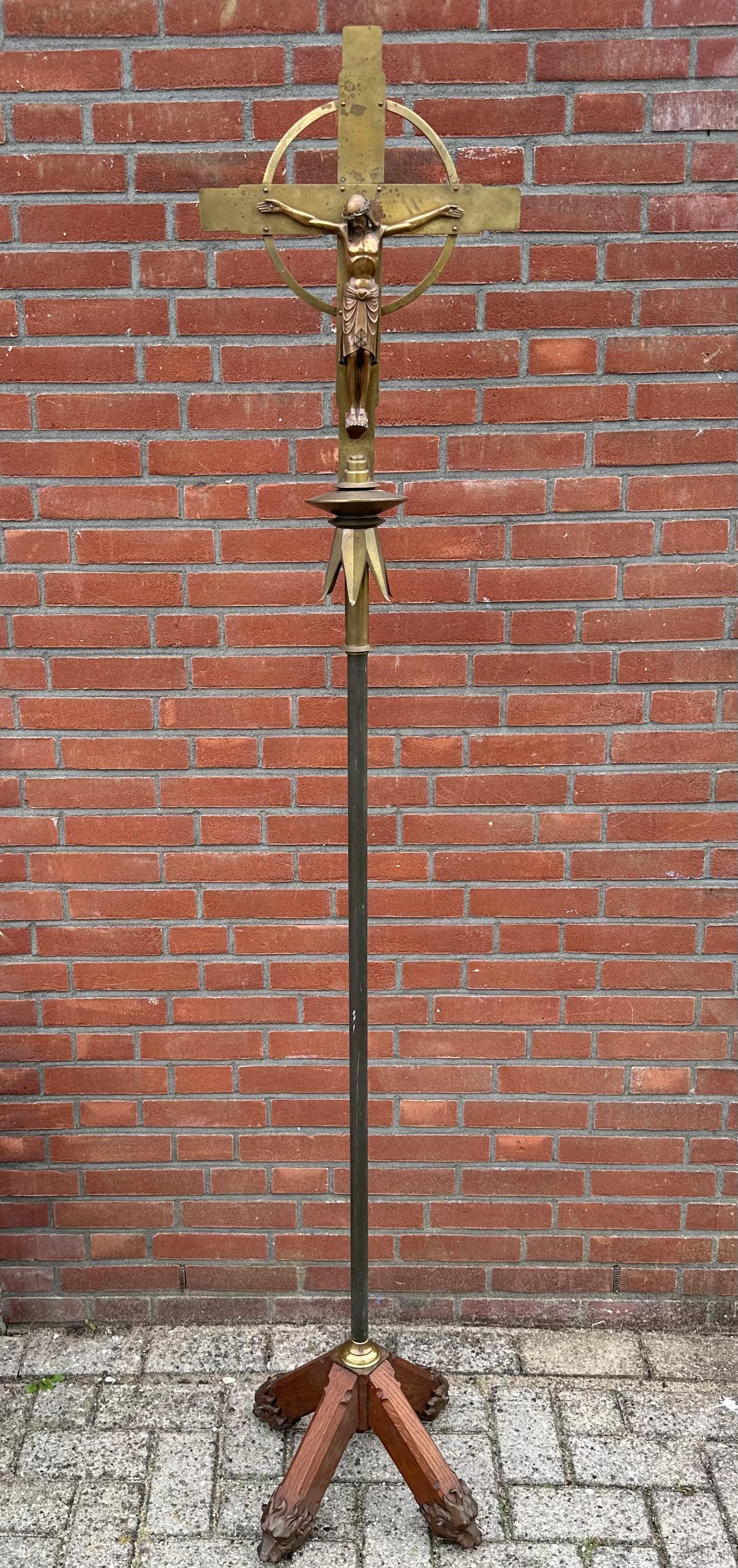 Seltenes Arts and Crafts-Stehkreuzfix mit stilisierter Bronzeskulptur von Christus aus der Antike (Neugotik) im Angebot