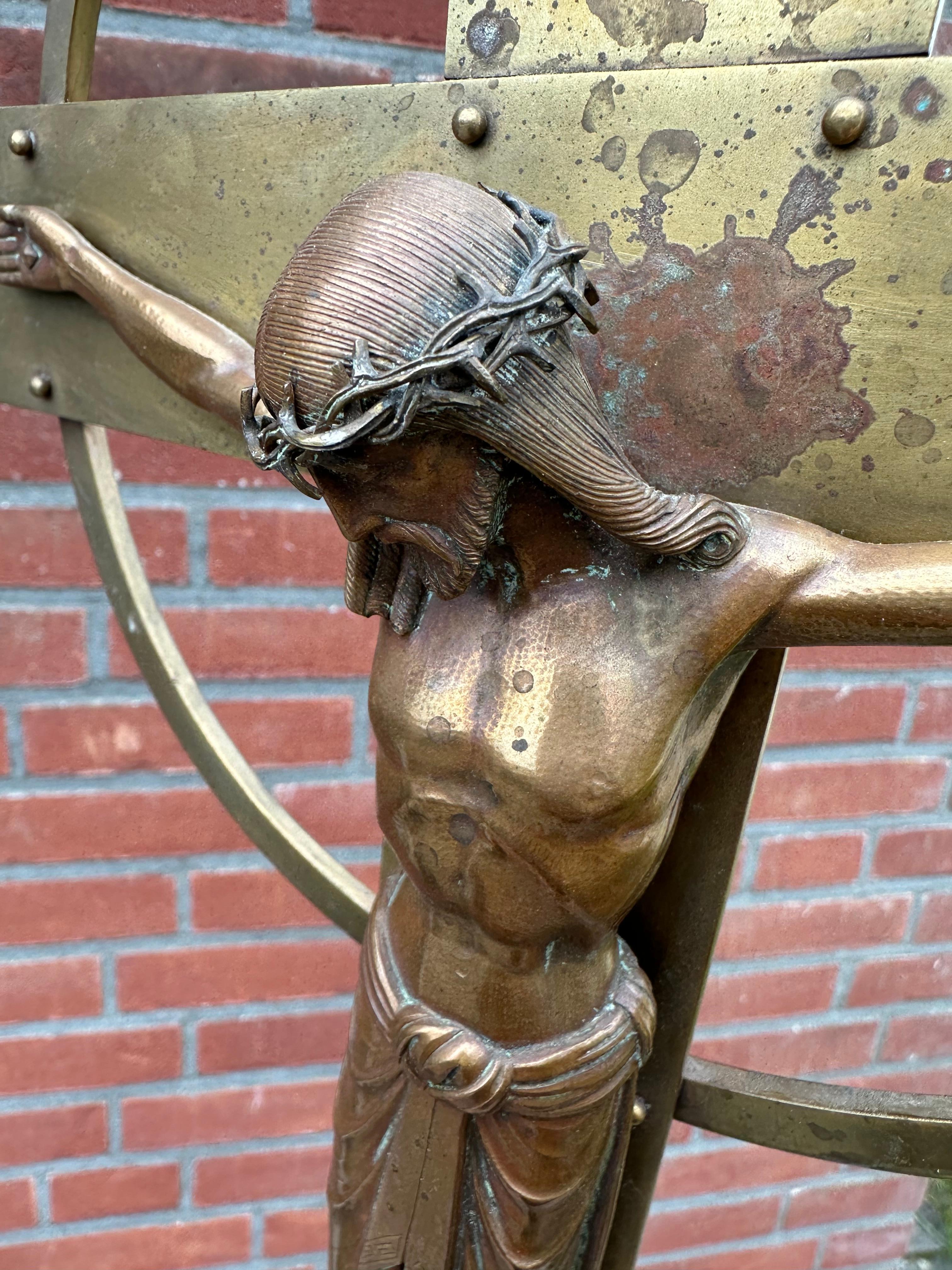 Seltenes Arts and Crafts-Stehkreuzfix mit stilisierter Bronzeskulptur von Christus aus der Antike im Angebot 12