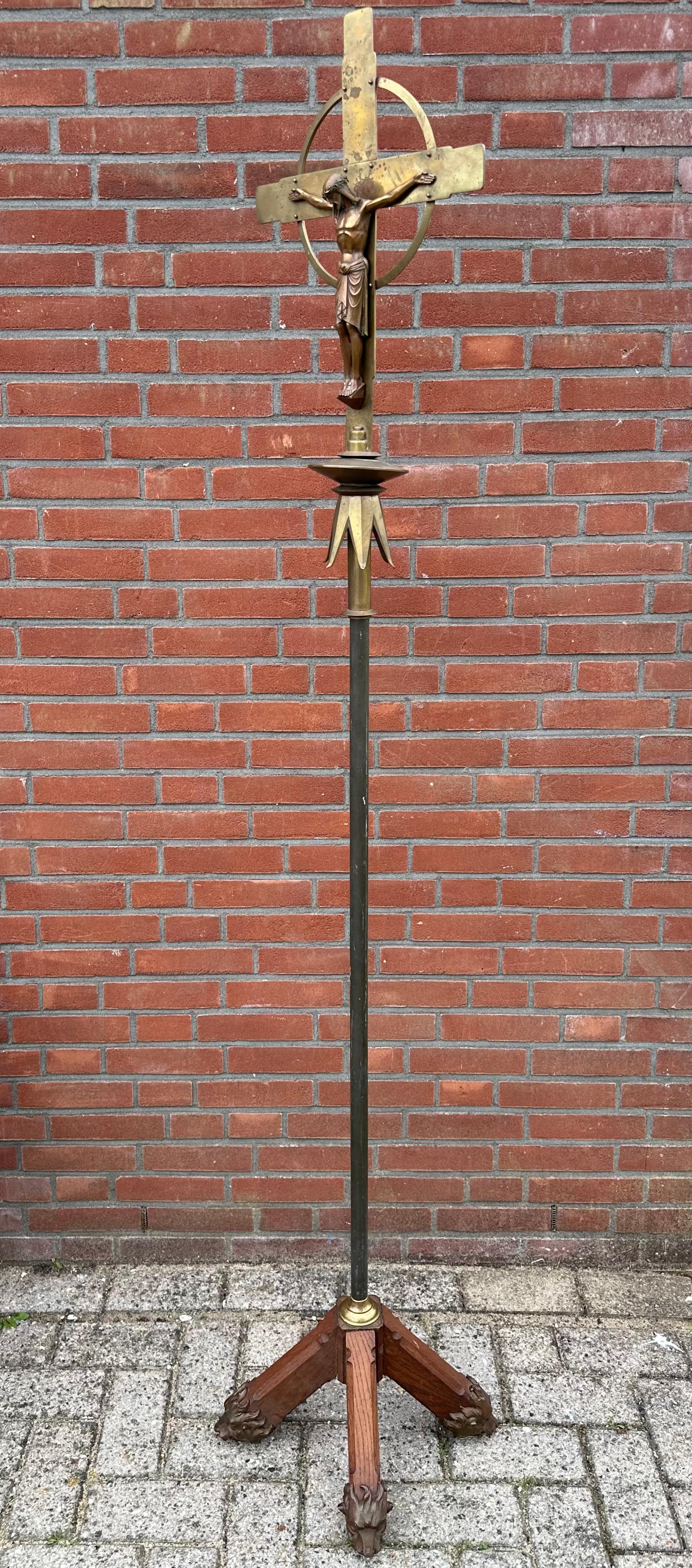 Seltenes Arts and Crafts-Stehkreuzfix mit stilisierter Bronzeskulptur von Christus aus der Antike (Niederländisch) im Angebot