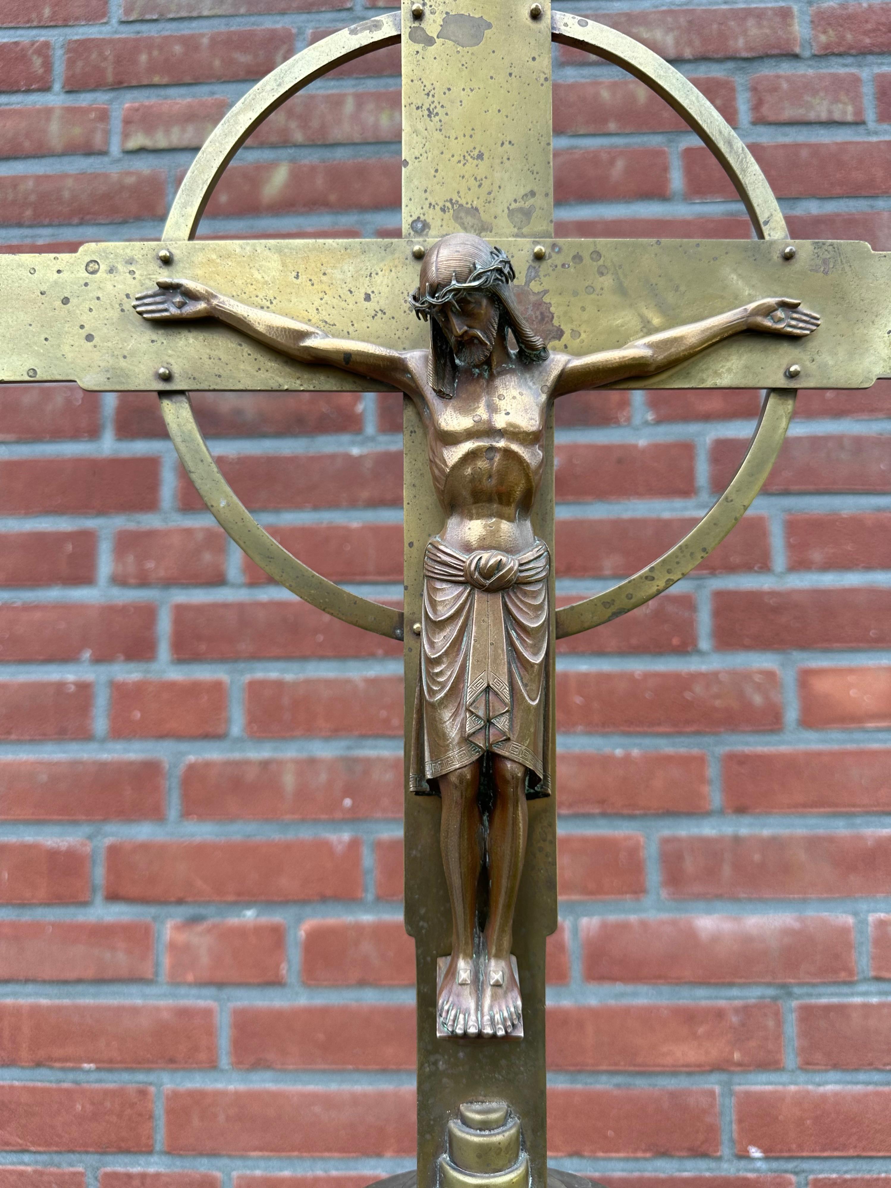 Seltenes Arts and Crafts-Stehkreuzfix mit stilisierter Bronzeskulptur von Christus aus der Antike (Gegossen) im Angebot