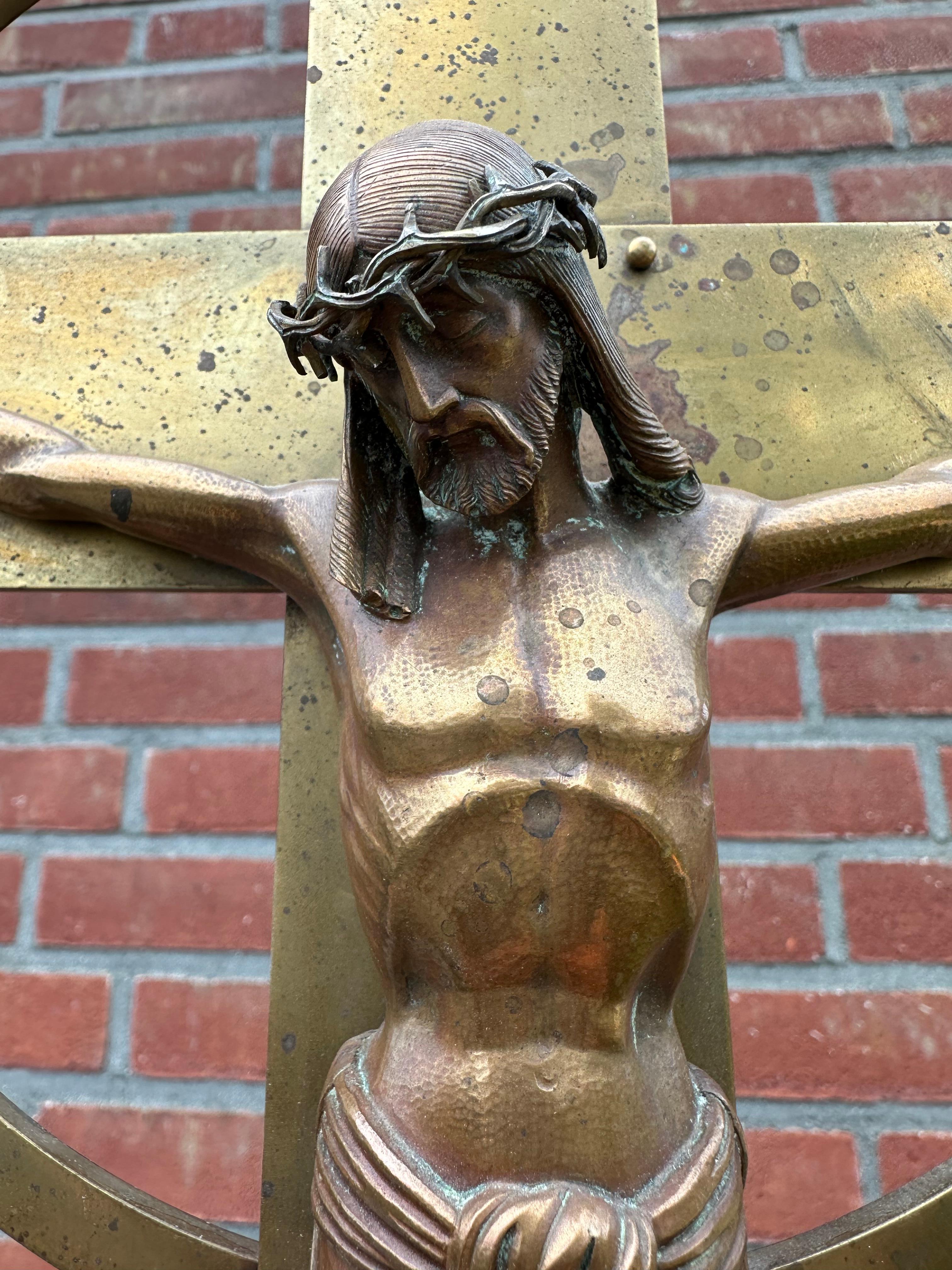 Seltenes Arts and Crafts-Stehkreuzfix mit stilisierter Bronzeskulptur von Christus aus der Antike im Zustand „Gut“ im Angebot in Lisse, NL