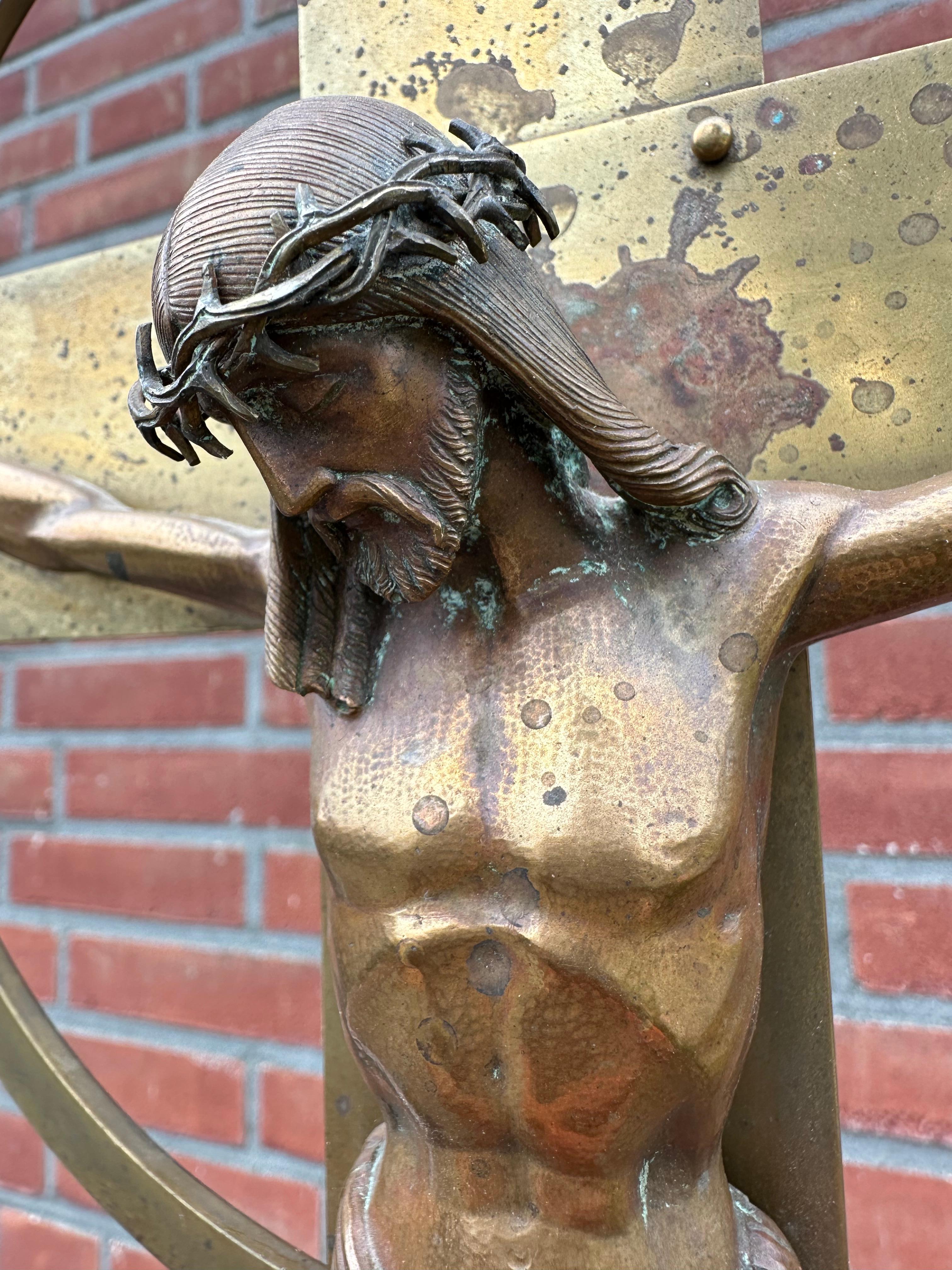 Seltenes Arts and Crafts-Stehkreuzfix mit stilisierter Bronzeskulptur von Christus aus der Antike (20. Jahrhundert) im Angebot