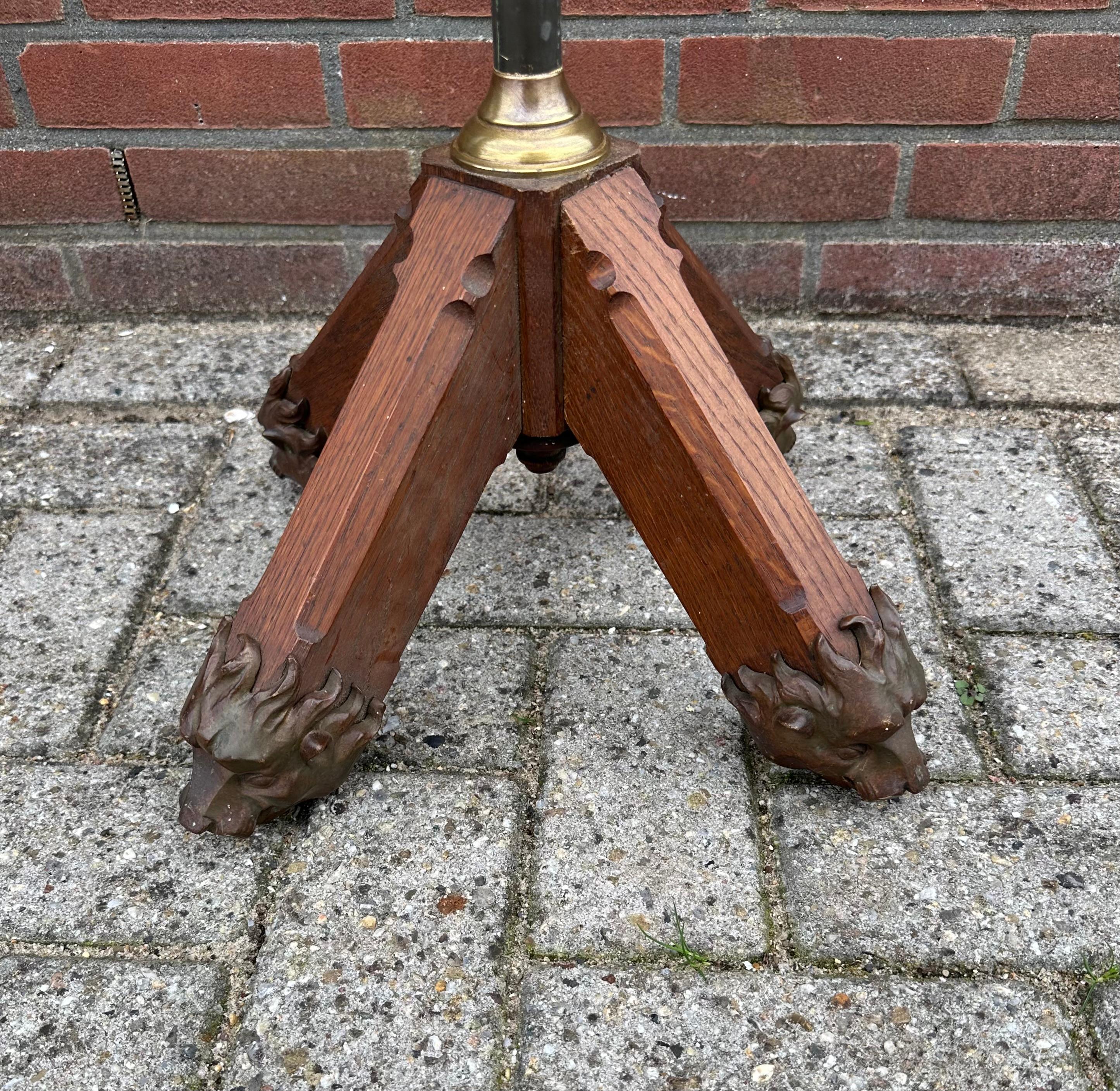 Seltenes Arts and Crafts-Stehkreuzfix mit stilisierter Bronzeskulptur von Christus aus der Antike (Messing) im Angebot