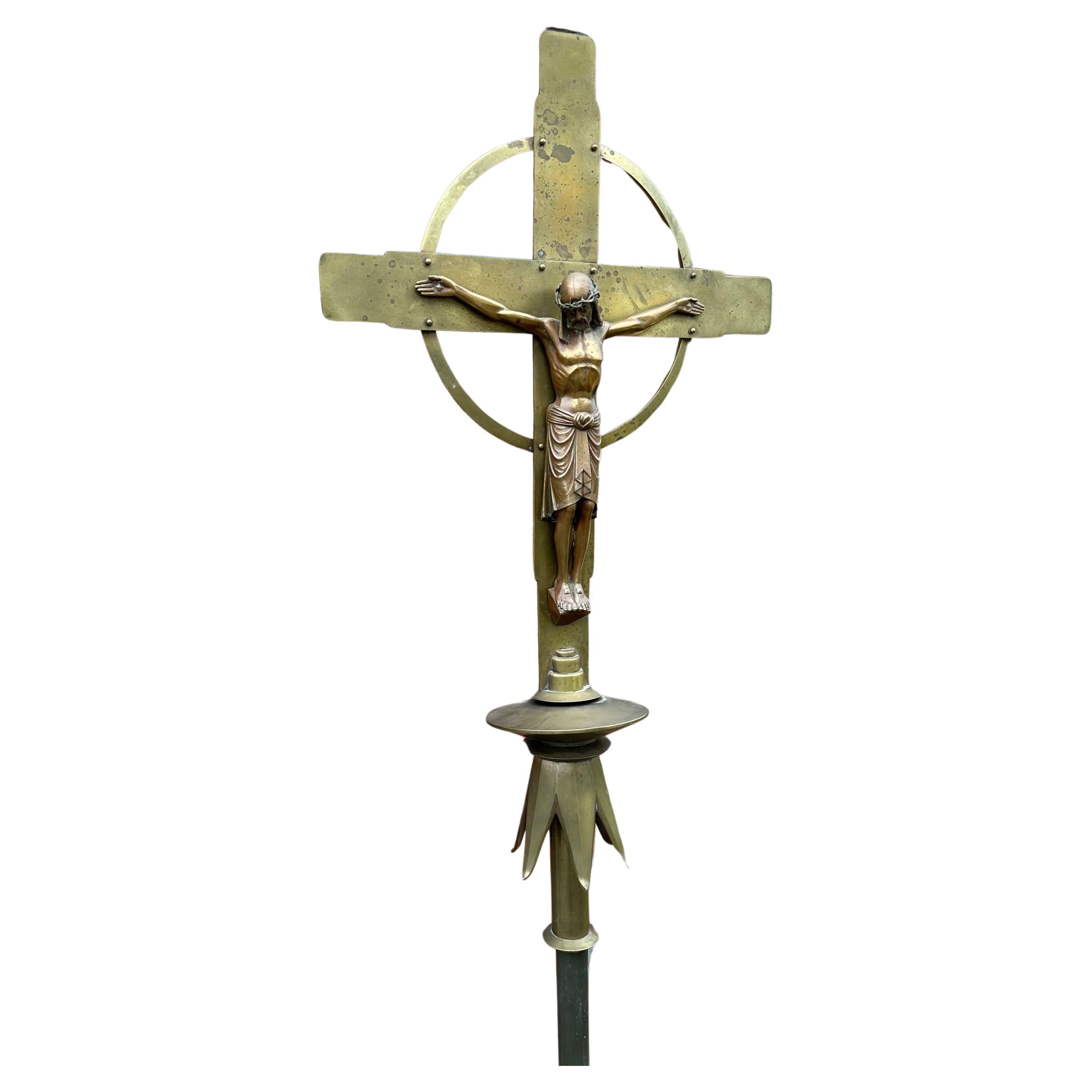Seltenes Kruzifix aus der Zeit der Gotik und ein wunderschönes handgefertigtes Werk religiöser Kunst. Hergestellt und gekennzeichnet von Brom, Utrecht (siehe Abbildung 17).

Brom von Utrecht war eine Familie (oder Dynastie) von Goldschmieden in der