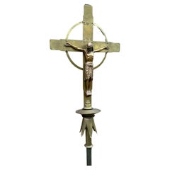 Rare crucifix sur pied Arts & Crafts avec sculpture du Christ en bronze stylisé