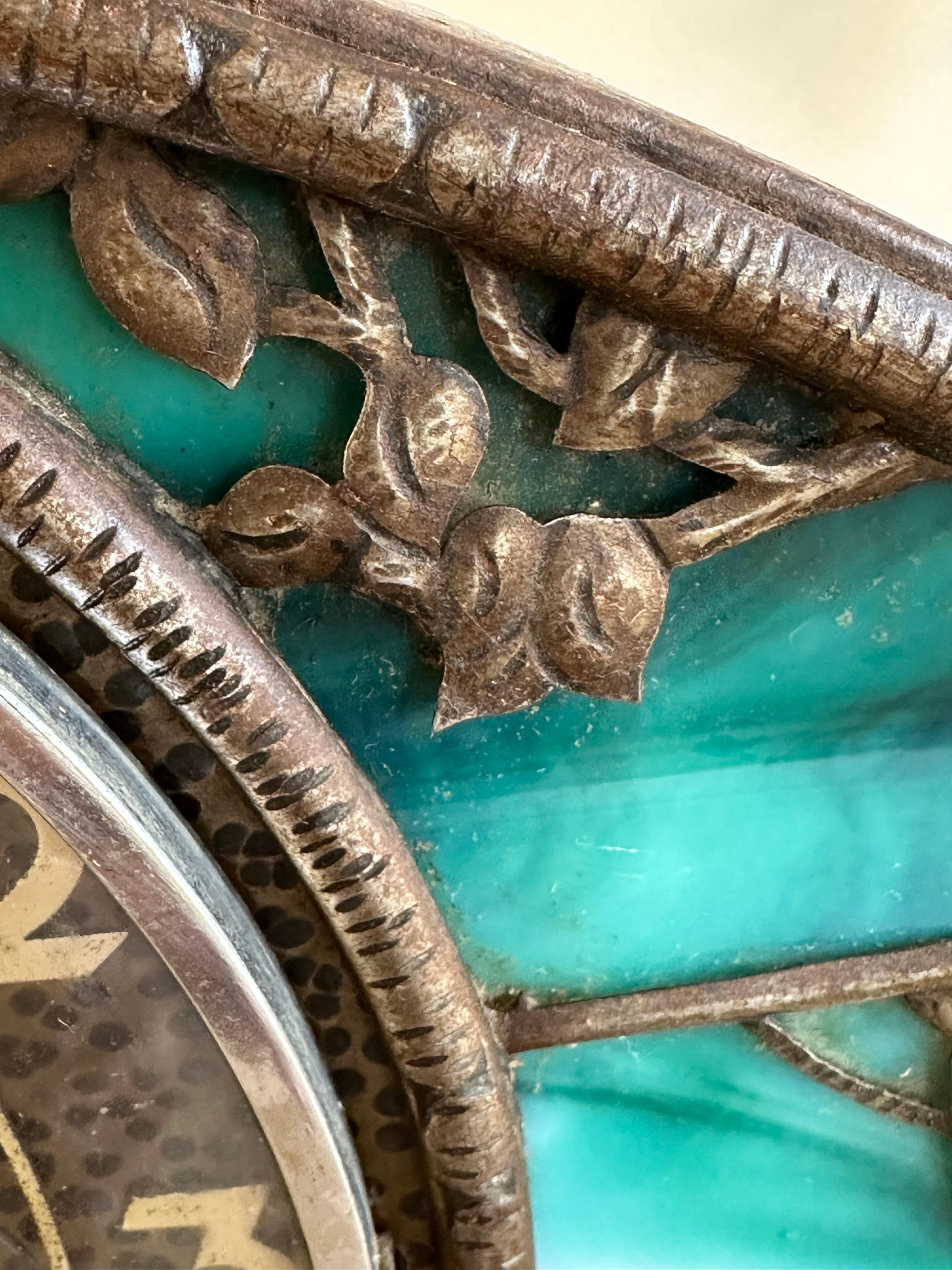 Rare horloge de cheminée Arts & Crafts en fer forgé avec verre Tiffany et thème chasse et chasse  en vente 4