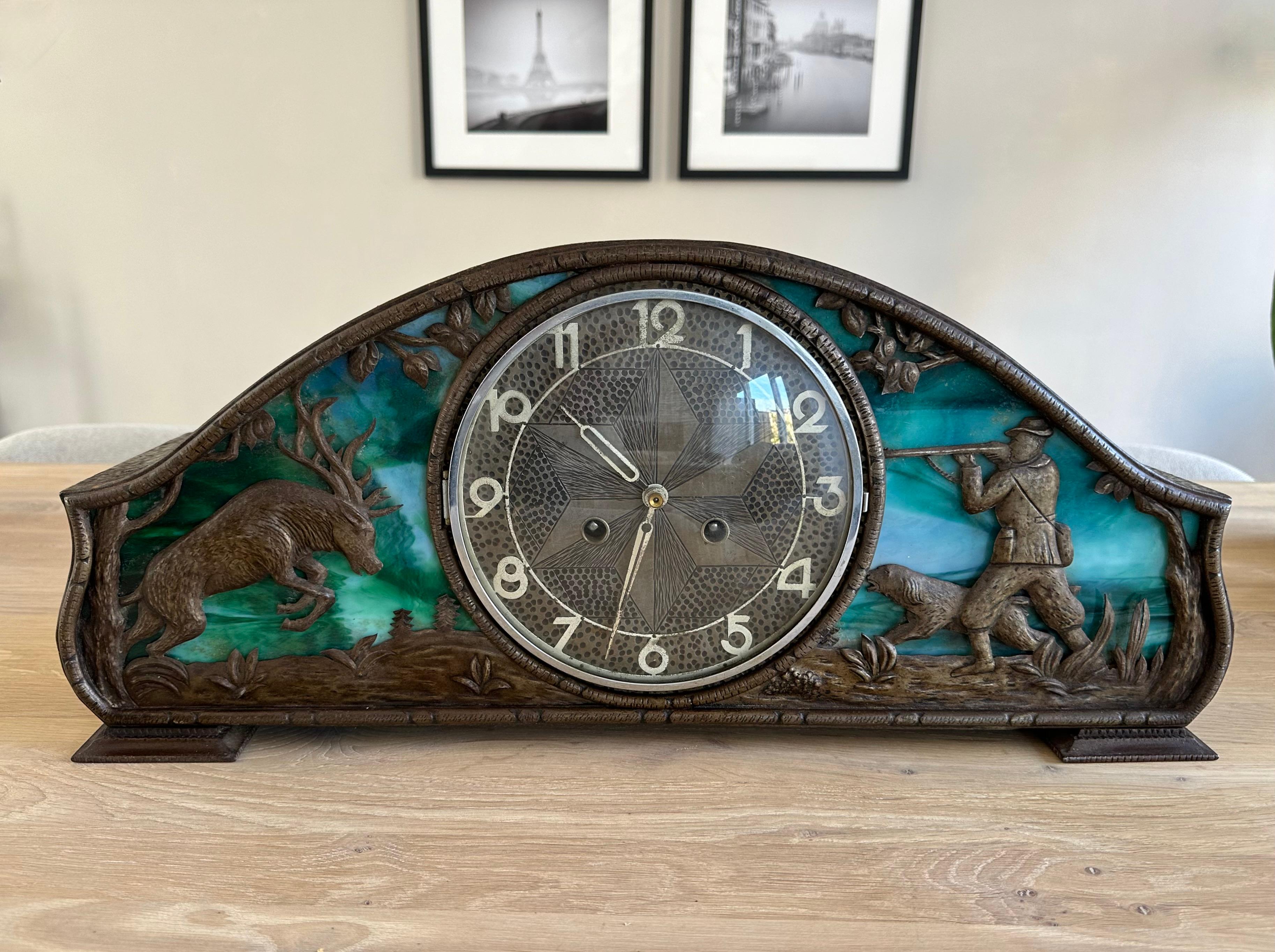 Rare horloge de cheminée Arts & Crafts en fer forgé avec verre Tiffany et thème chasse et chasse  en vente 7