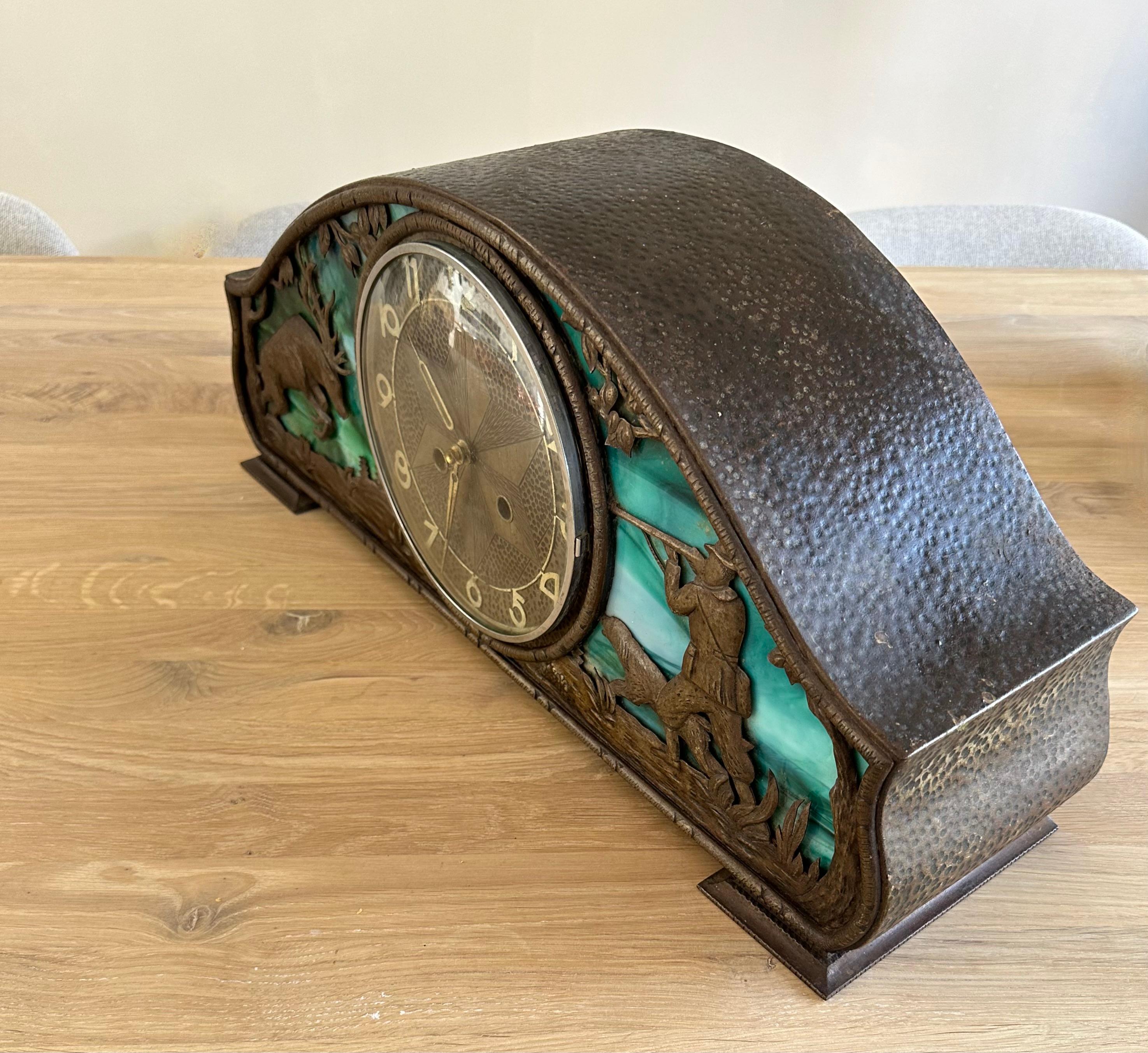 Rare horloge de cheminée Arts & Crafts en fer forgé avec verre Tiffany et thème chasse et chasse  en vente 9