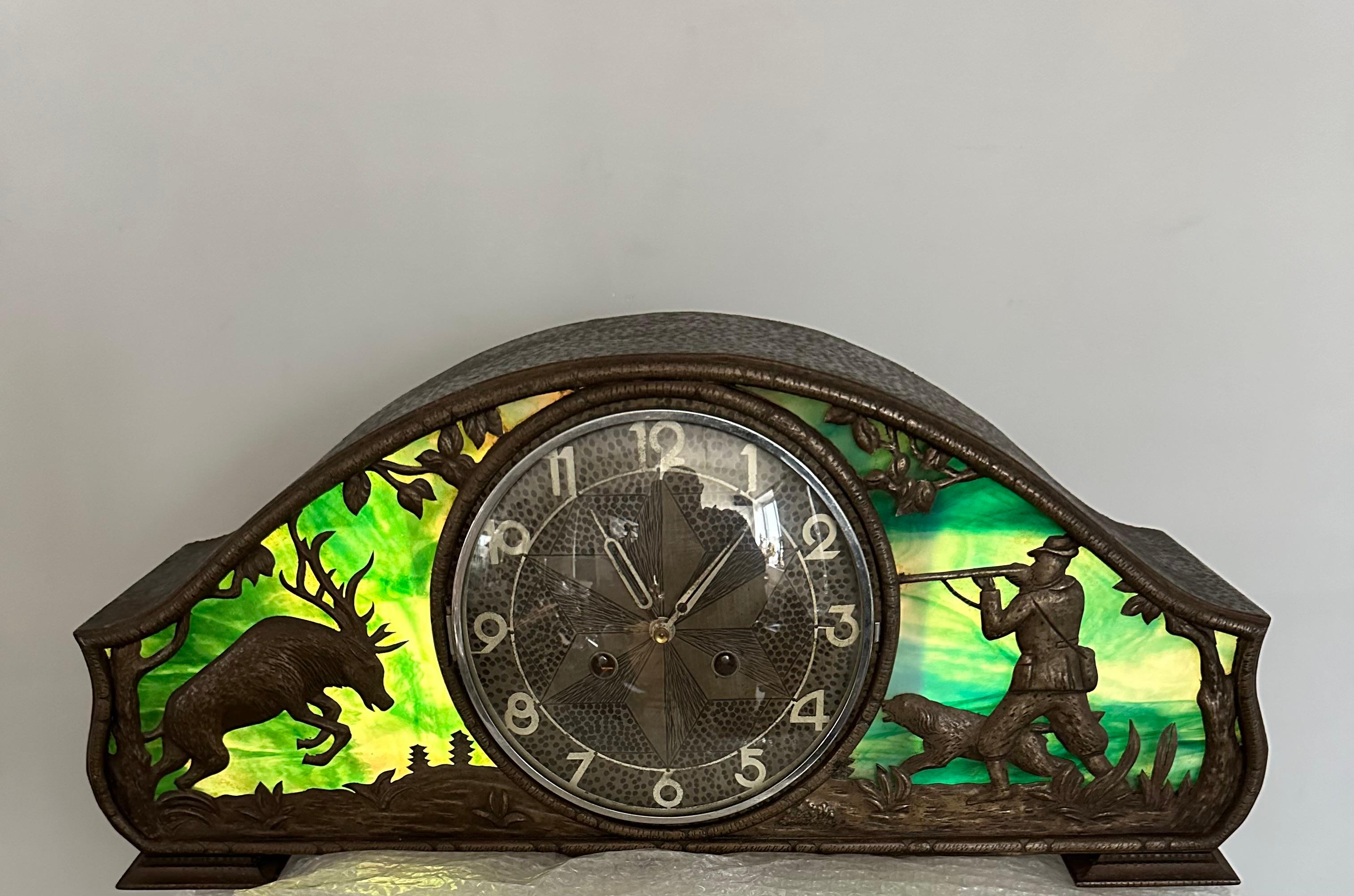 Rare horloge de cheminée Arts & Crafts en fer forgé avec verre Tiffany et thème chasse et chasse  en vente 8