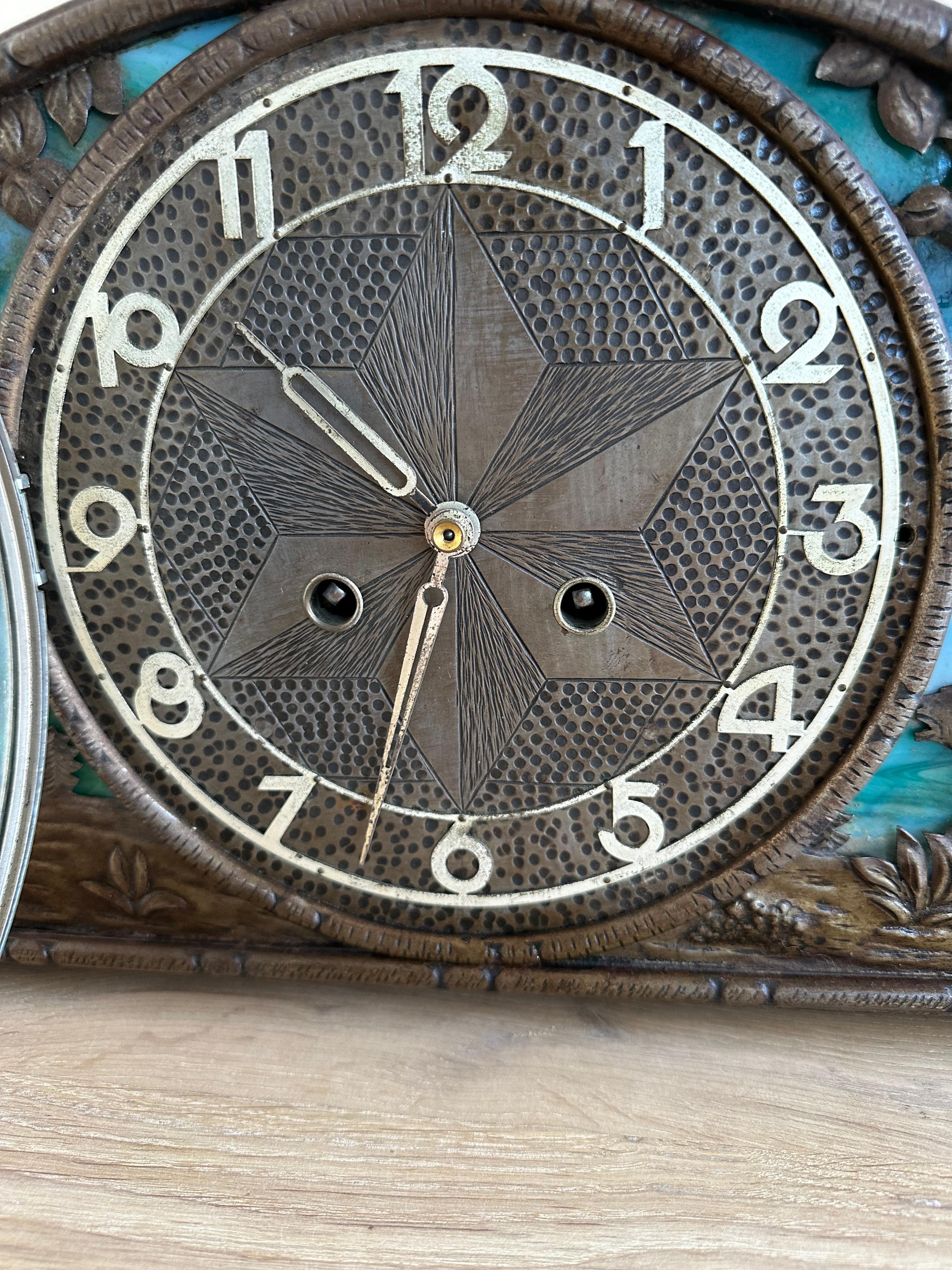Rare horloge de cheminée Arts & Crafts en fer forgé avec verre Tiffany et thème chasse et chasse  Bon état - En vente à Lisse, NL