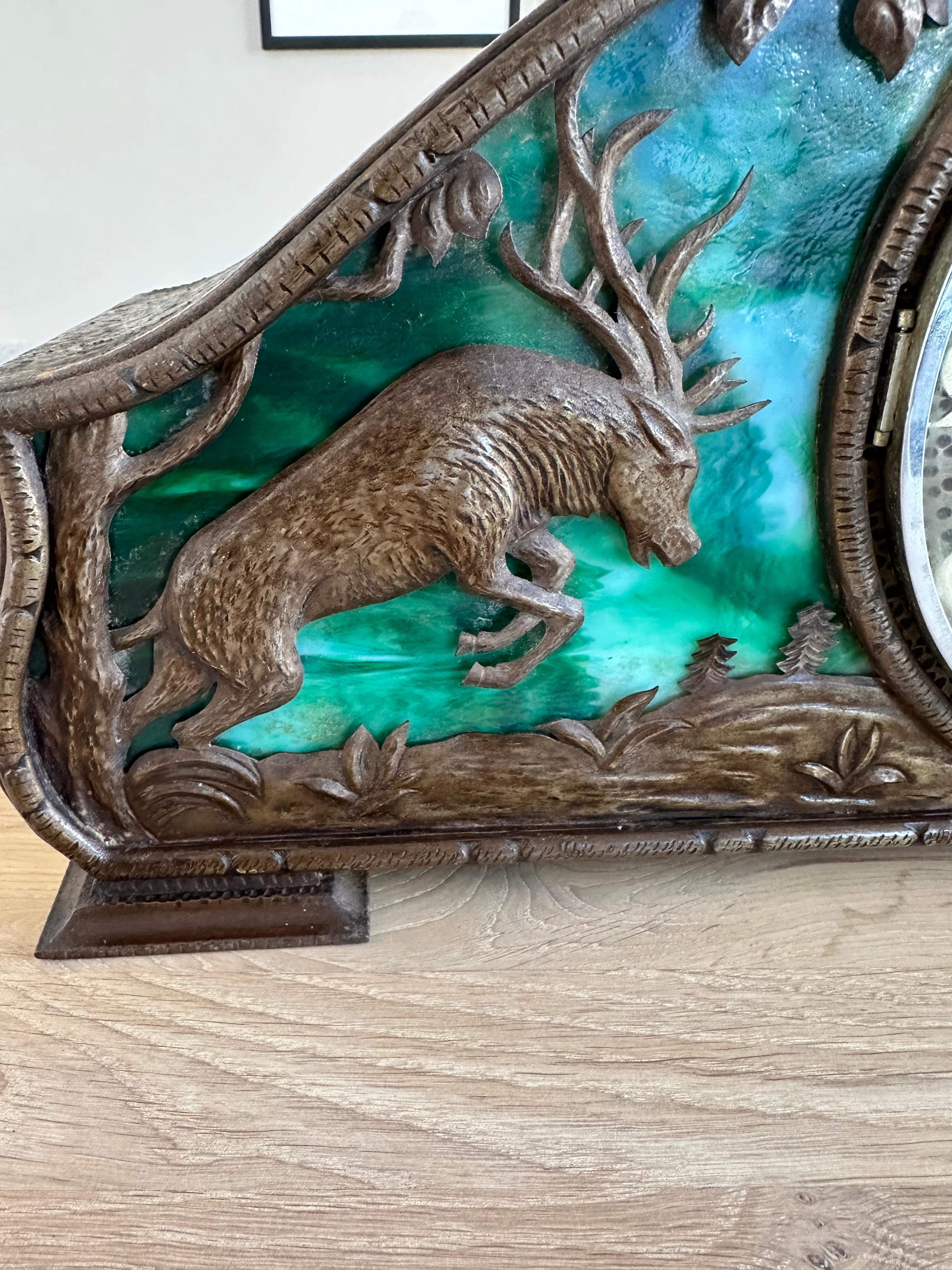 20ième siècle Rare horloge de cheminée Arts & Crafts en fer forgé avec verre Tiffany et thème chasse et chasse  en vente