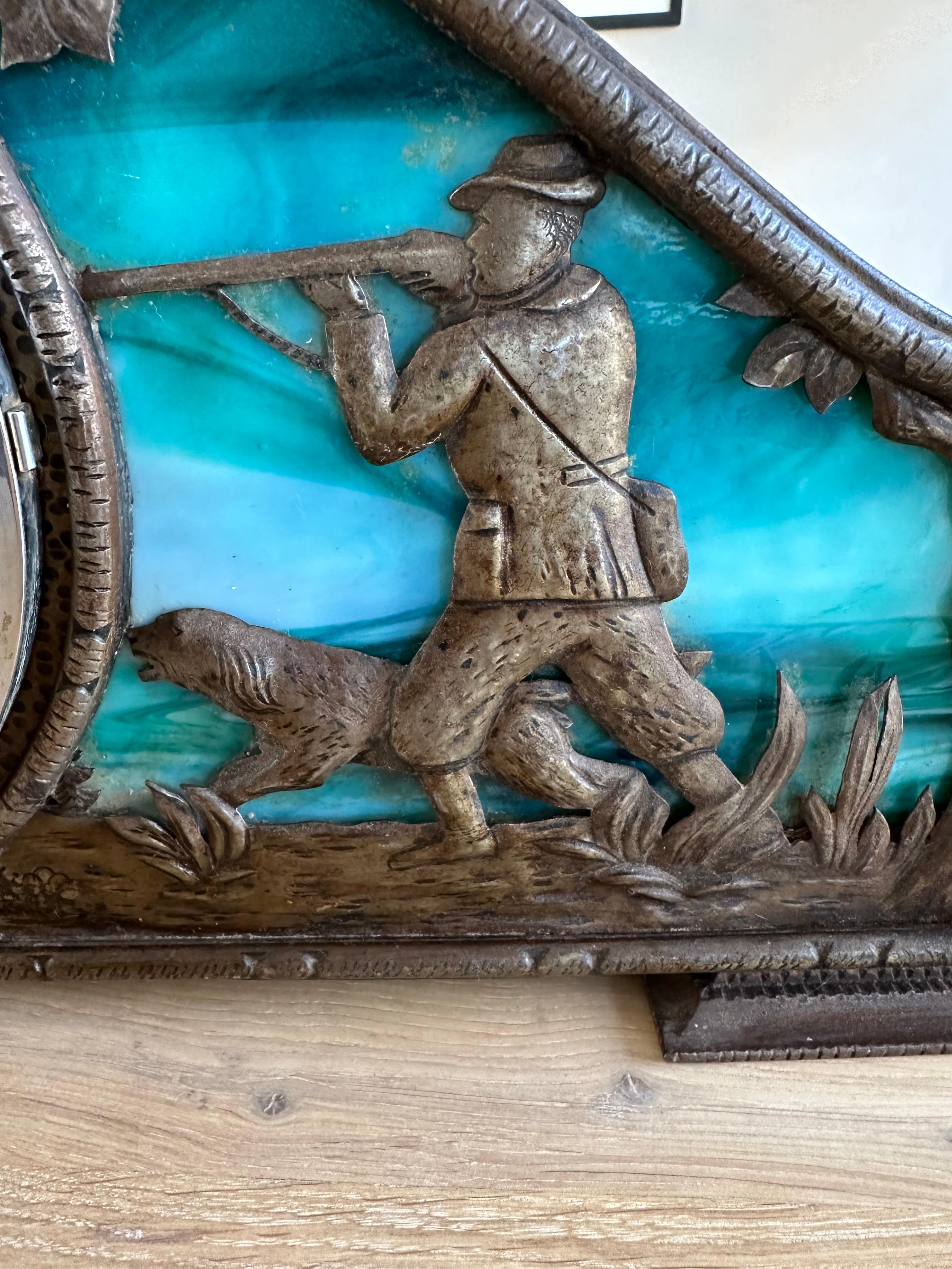 Rare horloge de cheminée Arts & Crafts en fer forgé avec verre Tiffany et thème chasse et chasse  en vente 1