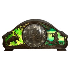 Rare horloge de cheminée Arts & Crafts en fer forgé avec verre Tiffany et thème chasse et chasse 