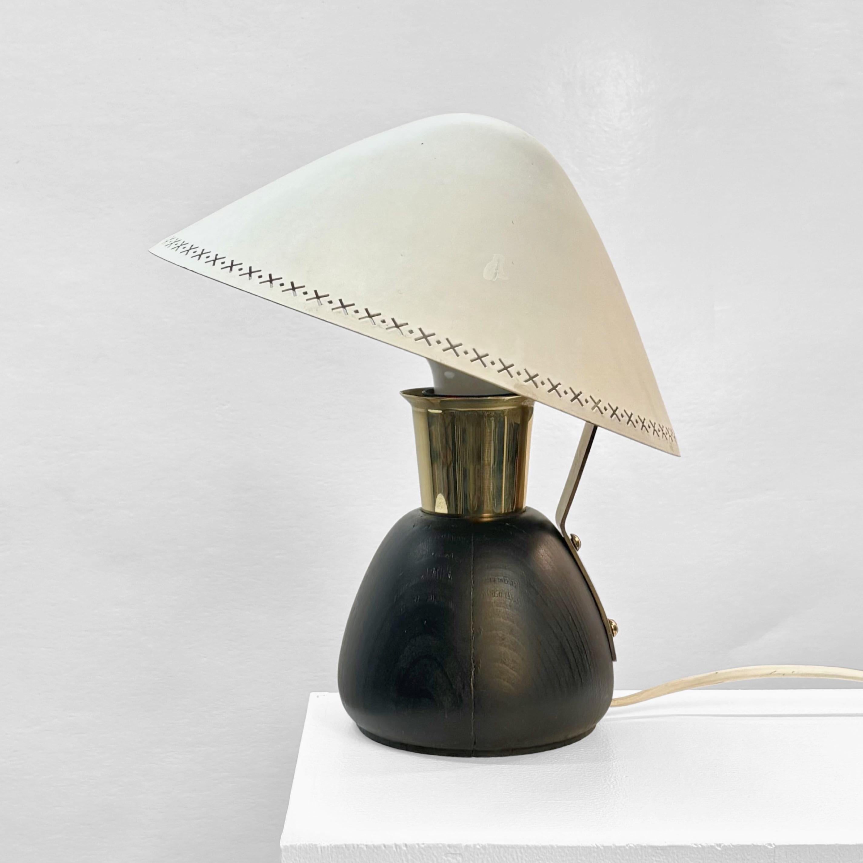 Rare lampe de table ASEA, modèle E1272, datant des années 1950, dotée d'une base arrondie en bois massif. L'abat-jour métallique en forme de disque est réglable et maintenu en place par un bras en laiton.

ASEA, l'entreprise électrique suédoise, a