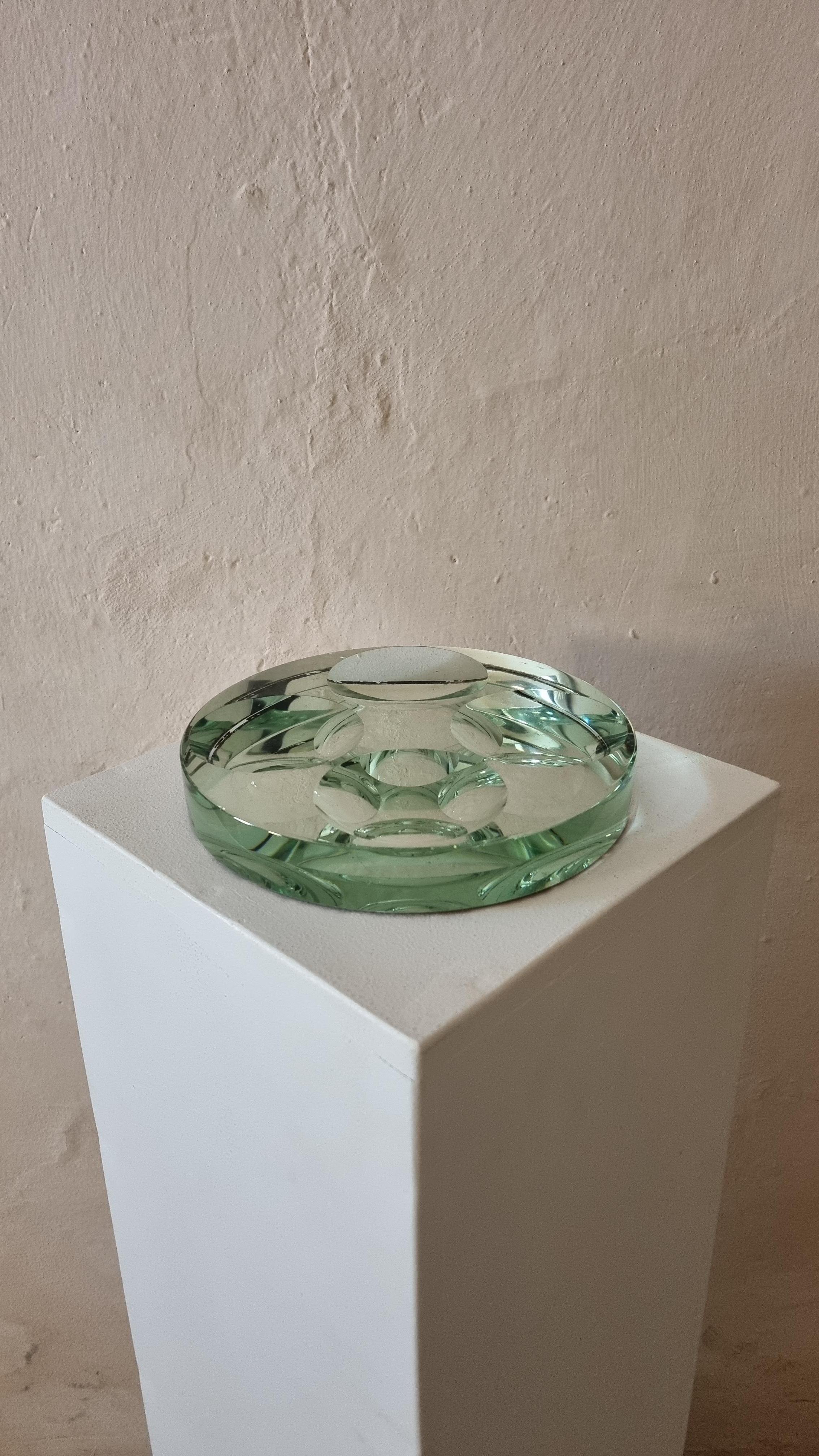 Raro posacenere/svuota tasche prodotto da Fontana Arte negli anni 60, vetro molato di forte spessore, colore verde Nilo.
Elemento decorativo utilizzabile come svuota tasche o posacenere,
condizioni eccellenti.

Fontana Arte è un'azienda italiana