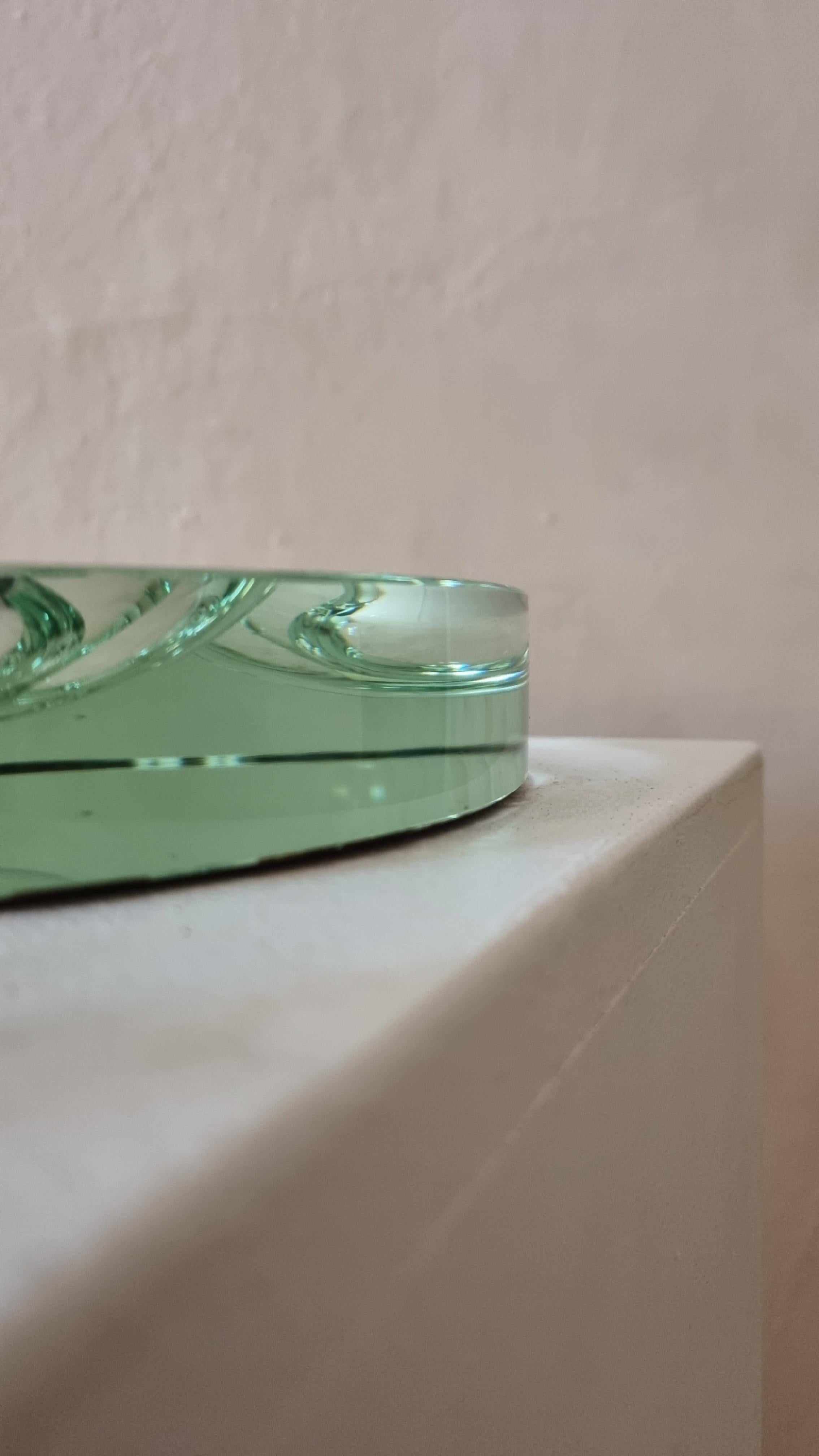 Vetro colorato Rare ashtray in ground crystal glass produced by Fontana Arte, 1960 in vendita