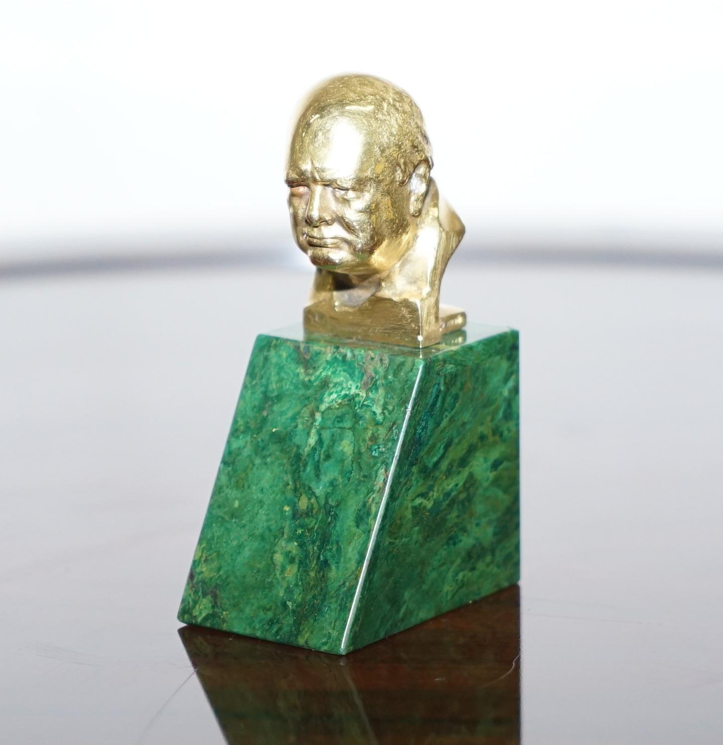 Après-guerre Asprey & Co. rare buste de Winston Churchill en or 18 carats de Oscar Nemon, 1967 en vente