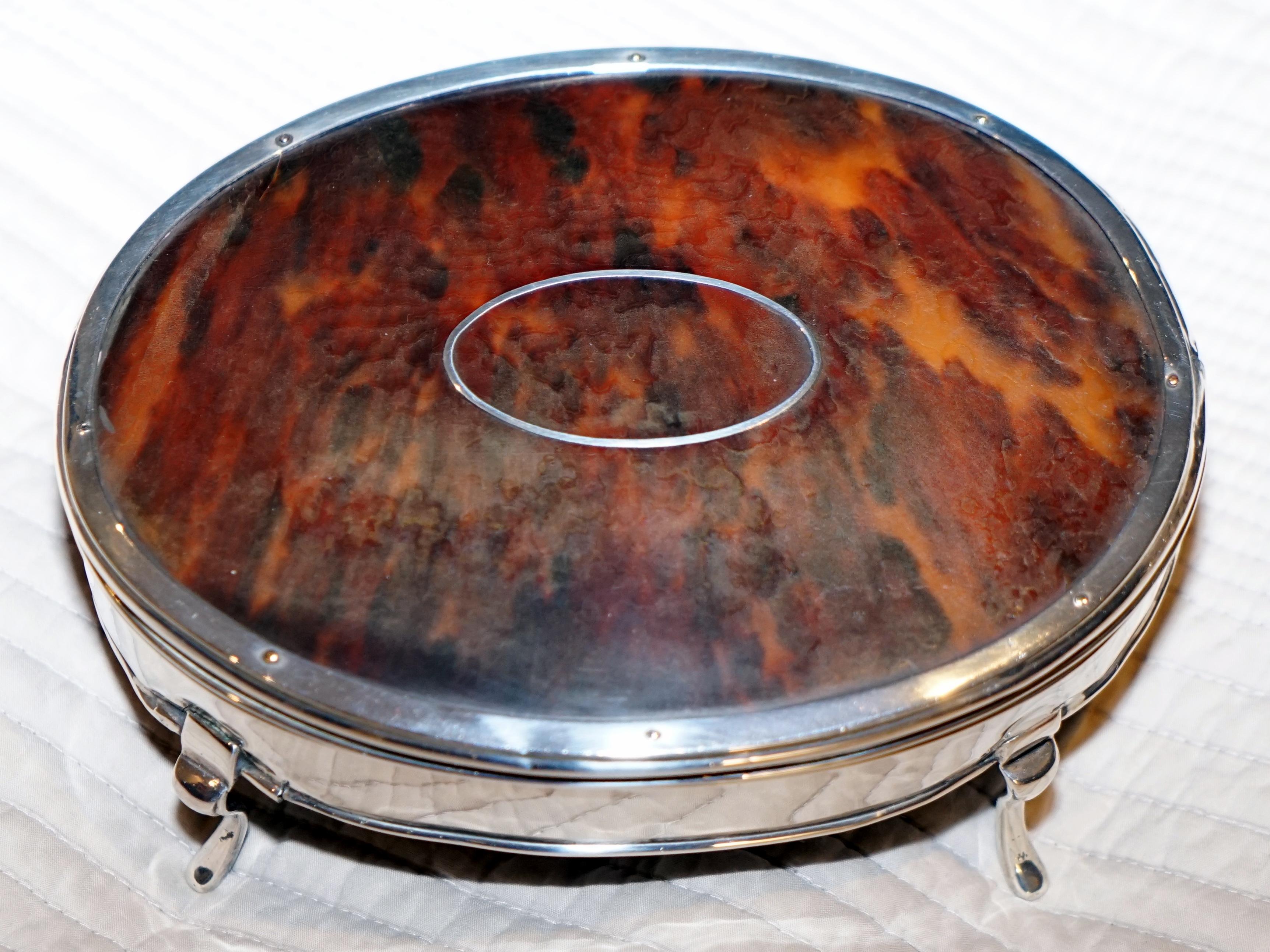 We are delighted to offer for sale this stunning original Asprey London 1917 solid sterling silver Jewellery box with a faux tortoiseshell top made by the amazing Charles and Richard Comyns

A fantastic looking elegant and well made jewellery box,