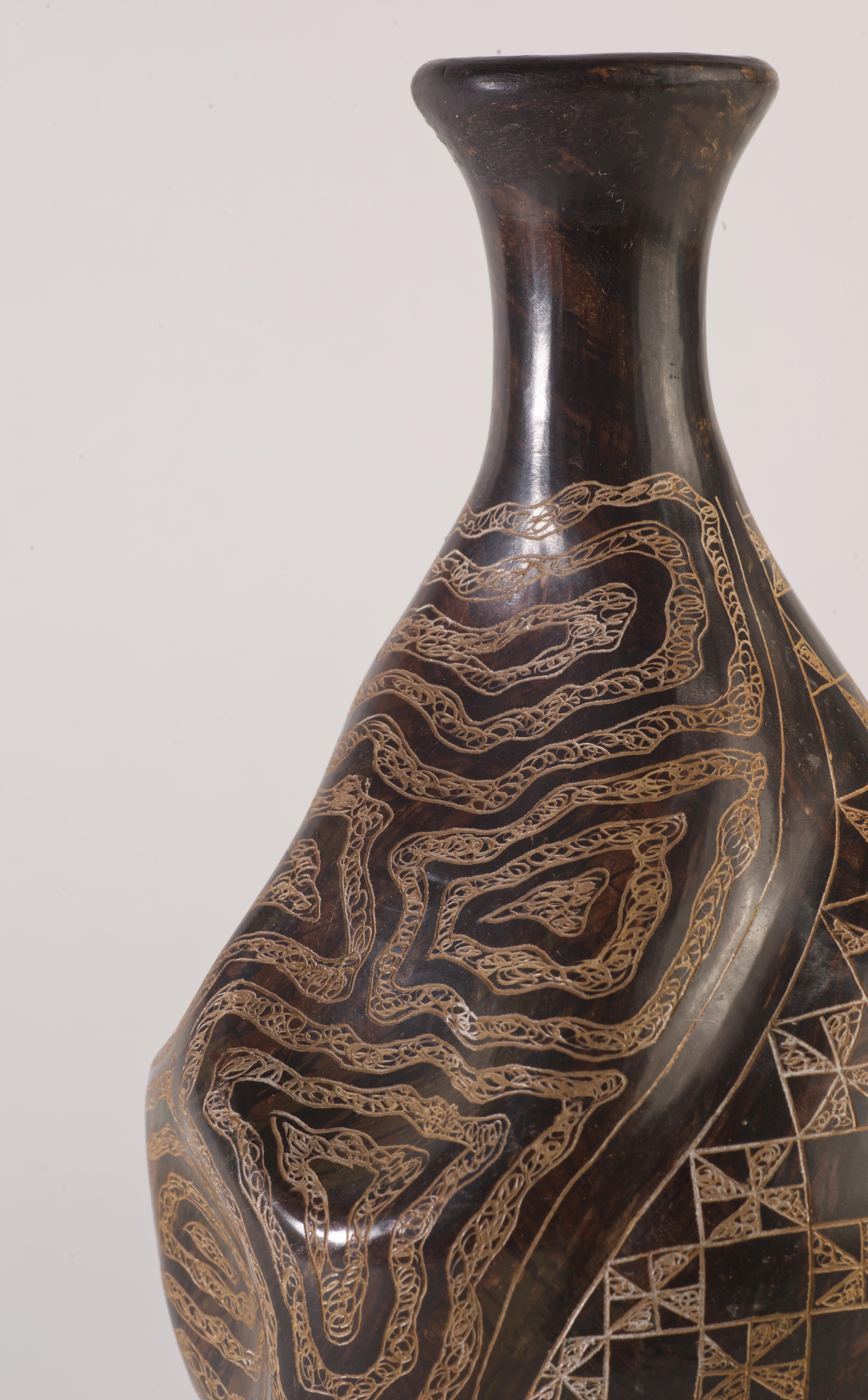 Raro Jarrón de Cerámica Tallada Asimétrica, Cerámica de Arte Moderno Orgánico de Nicaragua Nicaragüense en venta
