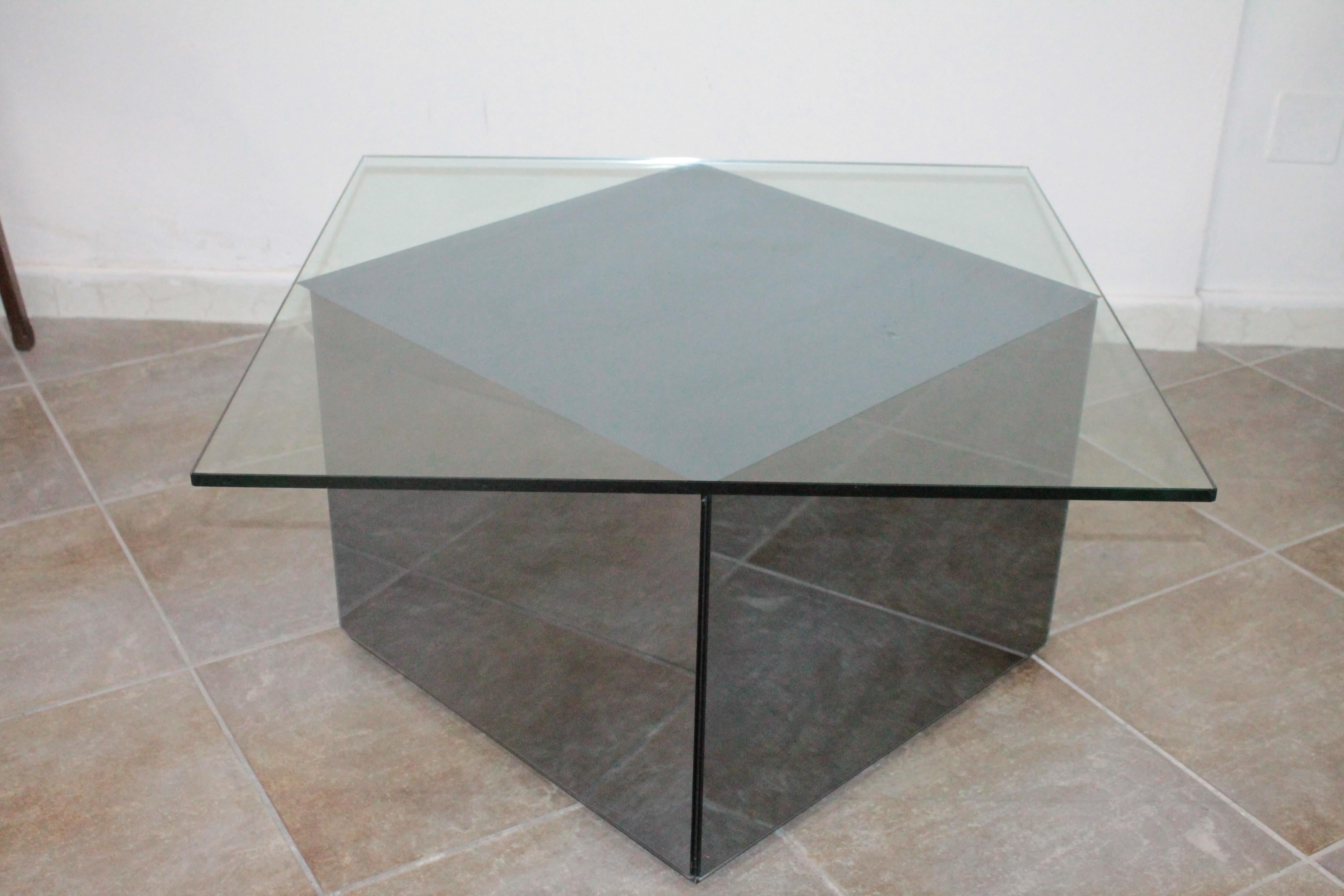 Nanda Vigo design coffee table with mirrored glass base and glass top.
Very good condition.