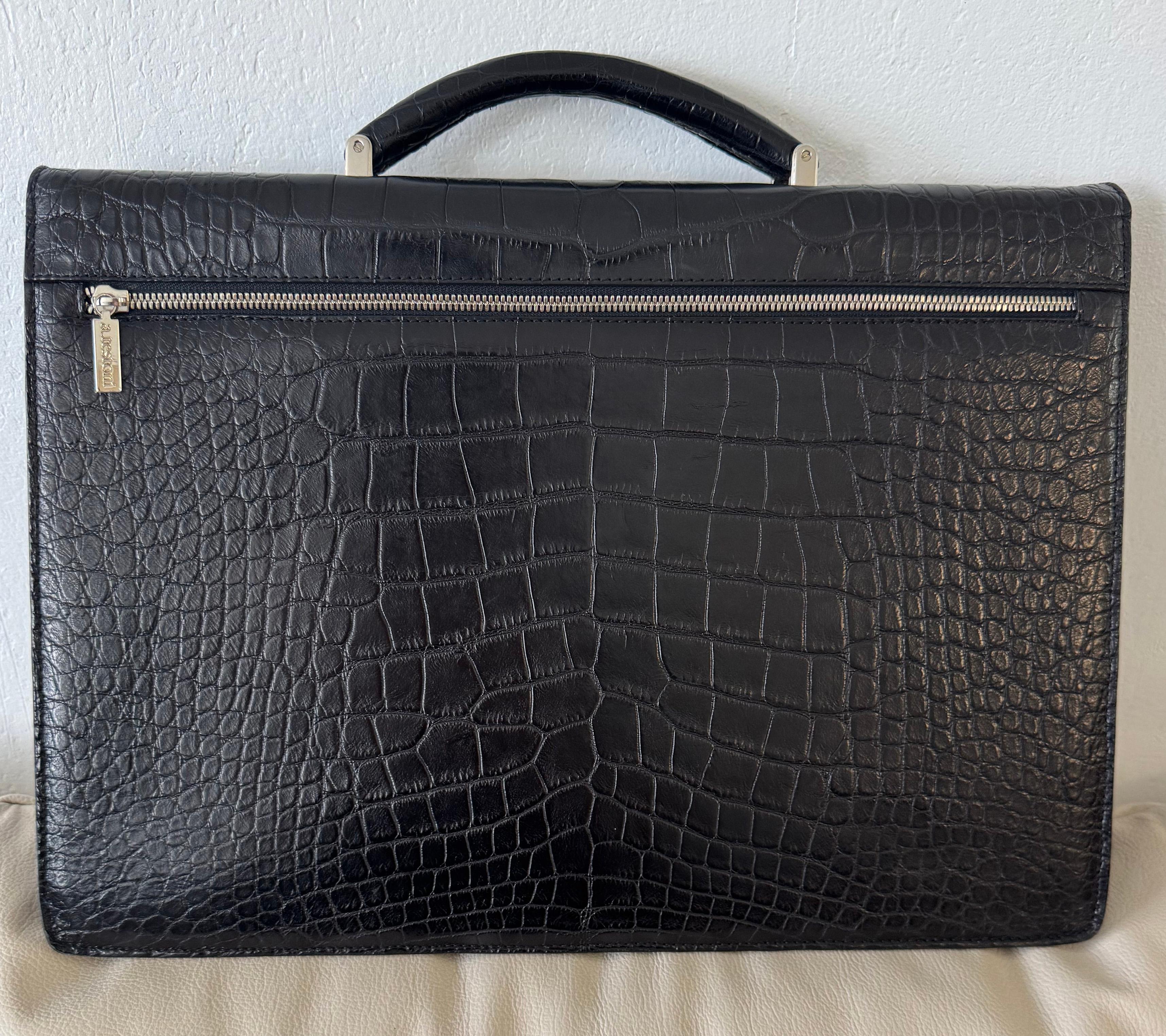 RARE A.Testoni Black Alligator Briefcase en excellent état. Extérieur en cuir d'alligator noir mat garni de ferrures argentées dans le style classique de Testoni. Parfait pour les hommes et les femmes. Poignée supérieure structurée pour un transport