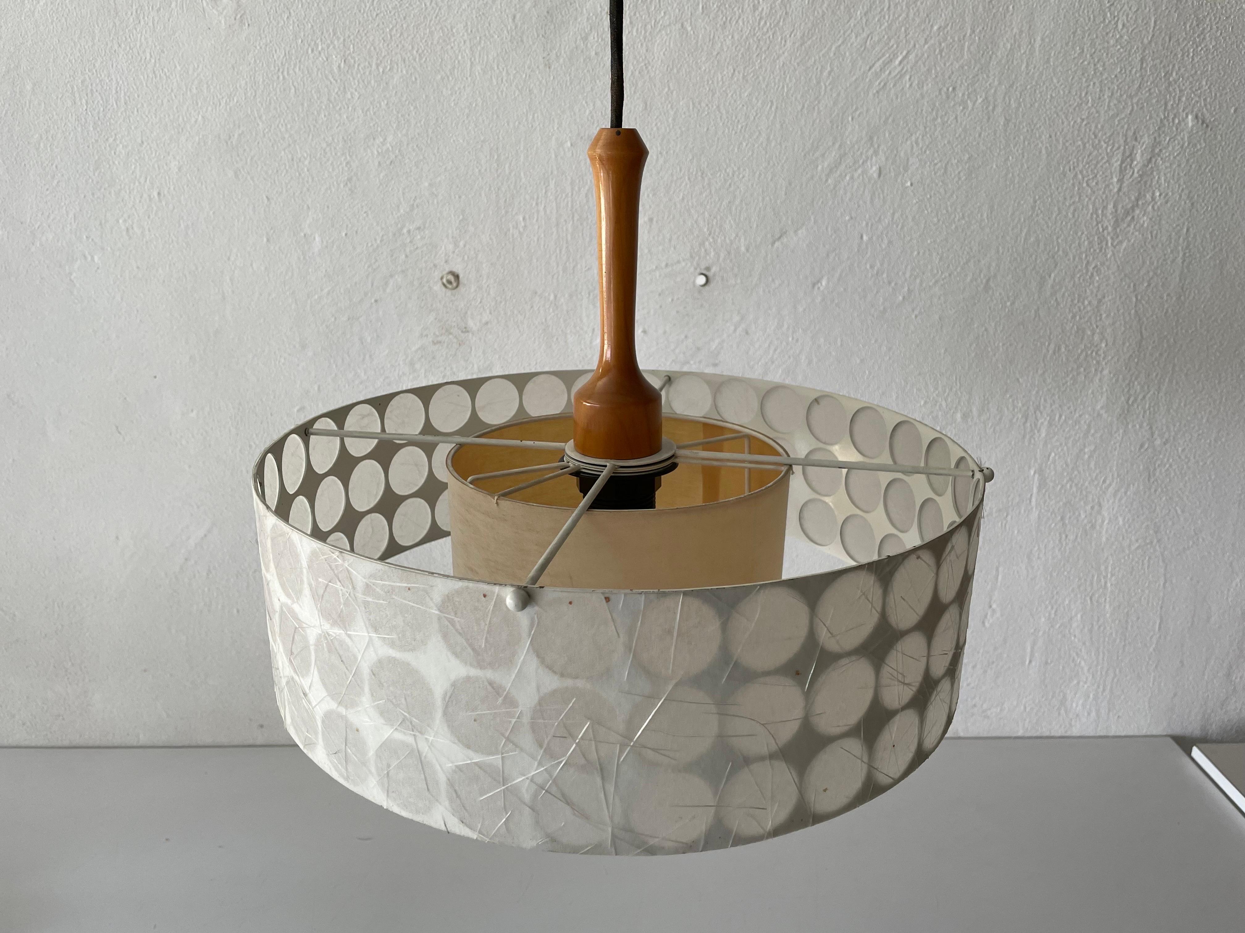 Rara lampada a sospensione con paralume atomico di Temde, anni '60, Svizzera

Lampada a sospensione dal design elegante e minimalista

Il paralume è in buone condizioni e molto pulito. 
Questa lampada funziona con lampadine E27. Max